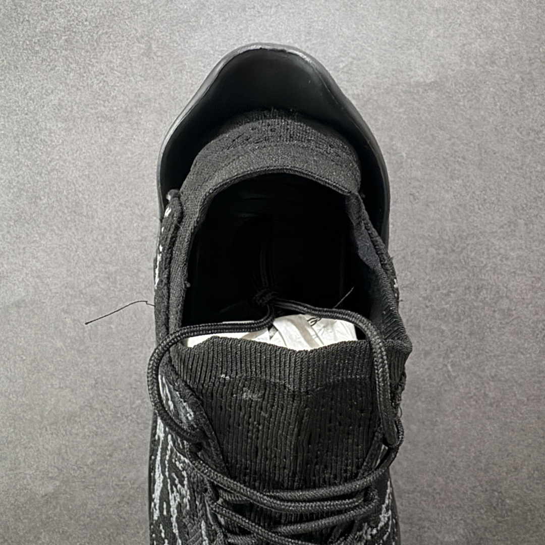 图片[7]-【纯原版】HOKA ONE ONE Restore Chukka 蛇年限定版 舒适防滑低帮休闲城市通勤跑步鞋 男女同款 黑色 HOKA ONE ONE是来自美国的跑步鞋知名品牌，创立于2009年，始终致力于为所有跑者提供更新、更好的跑步装备。相比常规跑鞋，HOKA ONE ONE特别研发使用性能独特的几何形跑鞋中底，此种鞋底更厚、更高、回弹性也更好，除了卓越的缓冲性能，它还能为各种阶段的跑者带来更具动感、更加稳定的跑步体验。HOKA ONE ONE从设计之初就清楚意识到，要保证跑者步幅的均匀一致，双脚自然而然的运动至关重要。 尺码：36 36.5 37.5 38 38.5 39 40 40.5 41 42 42.5 43 44 44.5 45-选品中心