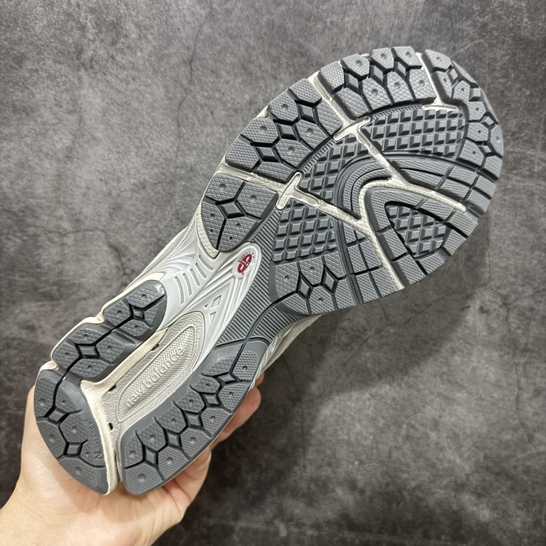 图片[9]-【纯原c版】NB New Balance M2002R 新百伦U2002REE 浅灰色 全新版本出货 新配色陆续开发出货 品质很好 价格实惠 全套原楦原纸板原厂数据开发 原厂网纱 原装进口皮料 正确绒感卡色 正确中底拉帮中底网布细节 一比一手工擦旧效果 冲裁组合 匠心打造 耗时两个月开发完成 工艺极其复杂难度可想而知 新开独立私模大底 全网唯一正确做旧组合大底 高端零售专供产物 尺码：36 37 37.5 38 38.5 39.5 40 40.5 41.5 42 42.5 43 44 44.5 45 45.5 46.5-选品中心