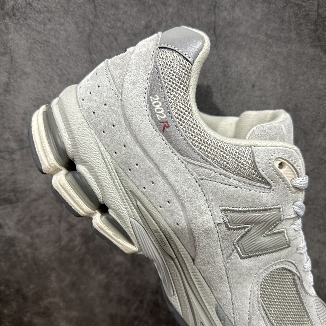 图片[7]-【纯原c版】NB New Balance M2002R 新百伦U2002REE 浅灰色 全新版本出货 新配色陆续开发出货 品质很好 价格实惠 全套原楦原纸板原厂数据开发 原厂网纱 原装进口皮料 正确绒感卡色 正确中底拉帮中底网布细节 一比一手工擦旧效果 冲裁组合 匠心打造 耗时两个月开发完成 工艺极其复杂难度可想而知 新开独立私模大底 全网唯一正确做旧组合大底 高端零售专供产物 尺码：36 37 37.5 38 38.5 39.5 40 40.5 41.5 42 42.5 43 44 44.5 45 45.5 46.5-选品中心