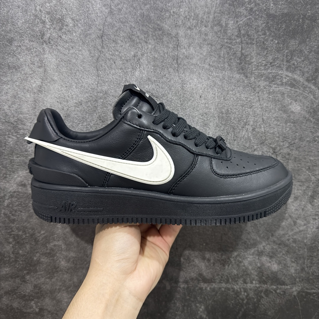 【OWF外贸版】Ambush x AF1 Air Force 1 Low 空军一号低帮运动板鞋 联名大钩黑白 DV3464-001 独家正确版 完美出品 高端外贸 零售客户首选 AMBUSH X AF1 Low 联名款 第一色已入库 后续配色陆续出 顶流 原鞋开版 耗时3个月匠心打造 原厂进口纳帕皮料 人工甩皮 全新正确RB原大底 上手上脚复刻正品质感 尺码: 36-47.5-选品中心