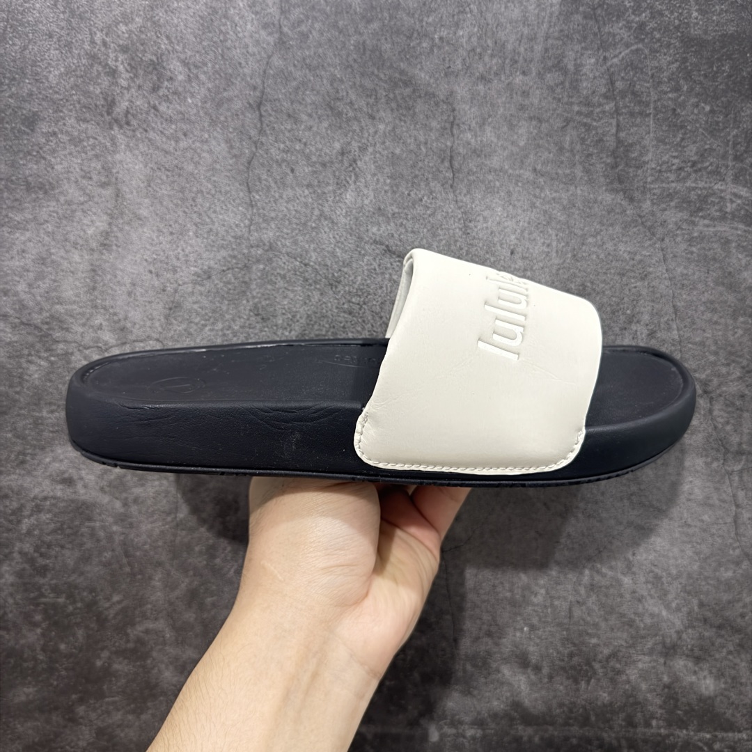 【pk版本】Lululemon Rsetfeel Slide 露露乐檬拖鞋 立体针织弹力鞋面轻量透气,中底采用Lululemon特别研发的加厚泡棉材料,利用专门的分层解构和泡棉技术实现了缓震和支撑性的平衡。采用TPU后跟支撑,减震设计,缓冲接地力,舒适回弹。 小红书爆款 一鞋难求👊🏻 尺码:36-45-选品中心