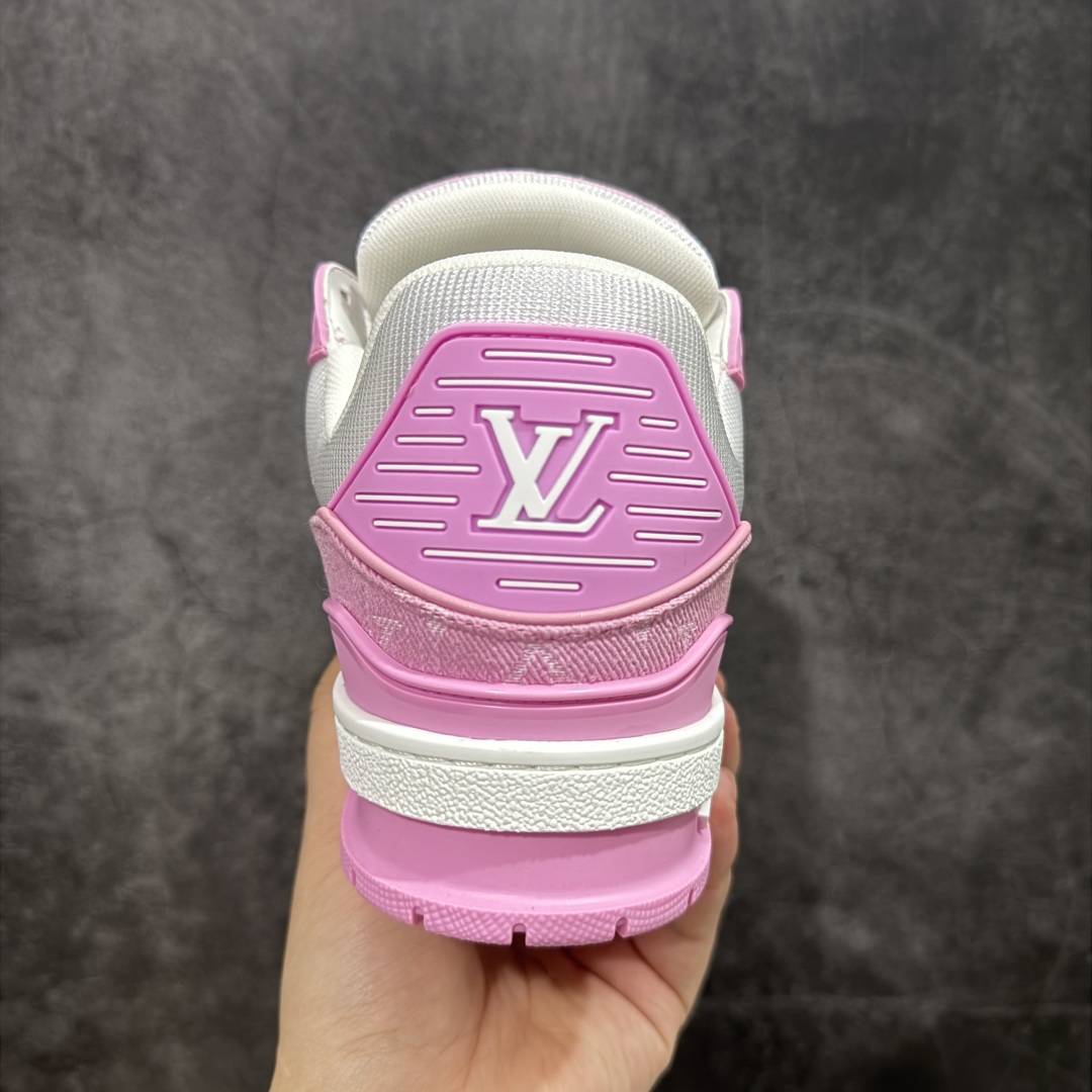 图片[4]-【广东纯原版本】 现货当天可取 LV Trainer系列高奢运动鞋 粉白牛仔 新款芯片顶级 潮人必备单品 同步ZP官网空胶工艺 鞋舌、挂饰均镶嵌NFC芯片感应装置 正确胶片断点式设计 中底正确还原原版油印字母比例 1：1原楦格板、楦头、刀磨全新升级！ 独家订制顶级压纹麂皮 原版开模TPU大底 质感原版一致 垫脚聚米微料加透气英伦网布 披靡市场任何版本！细节完美呈现！ 代购指定版本 全新升级最新双盒包装 扫码秒进官网！ 全套包装配件同比原版 尺码： 36-39-选品中心