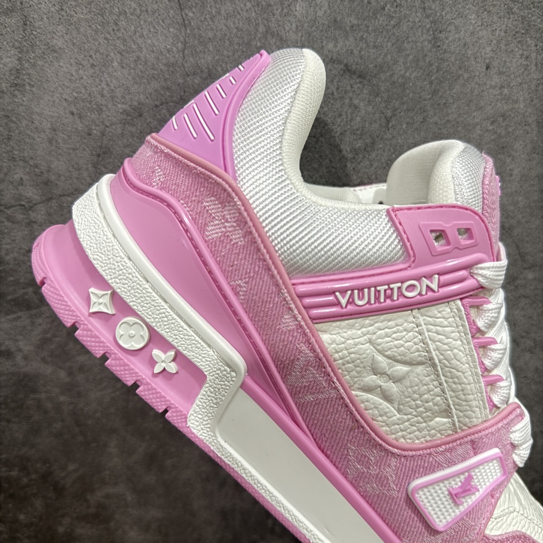 图片[7]-【广东纯原版本】 现货当天可取 LV Trainer系列高奢运动鞋 粉白牛仔 新款芯片顶级 潮人必备单品 同步ZP官网空胶工艺 鞋舌、挂饰均镶嵌NFC芯片感应装置 正确胶片断点式设计 中底正确还原原版油印字母比例 1：1原楦格板、楦头、刀磨全新升级！ 独家订制顶级压纹麂皮 原版开模TPU大底 质感原版一致 垫脚聚米微料加透气英伦网布 披靡市场任何版本！细节完美呈现！ 代购指定版本 全新升级最新双盒包装 扫码秒进官网！ 全套包装配件同比原版 尺码： 36-39-选品中心