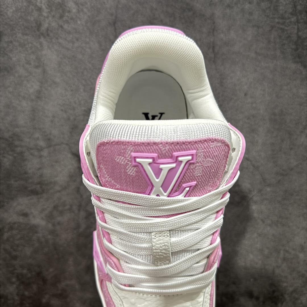 图片[8]-【广东纯原版本】 现货当天可取 LV Trainer系列高奢运动鞋 粉白牛仔 新款芯片顶级 潮人必备单品 同步ZP官网空胶工艺 鞋舌、挂饰均镶嵌NFC芯片感应装置 正确胶片断点式设计 中底正确还原原版油印字母比例 1：1原楦格板、楦头、刀磨全新升级！ 独家订制顶级压纹麂皮 原版开模TPU大底 质感原版一致 垫脚聚米微料加透气英伦网布 披靡市场任何版本！细节完美呈现！ 代购指定版本 全新升级最新双盒包装 扫码秒进官网！ 全套包装配件同比原版 尺码： 36-39-选品中心