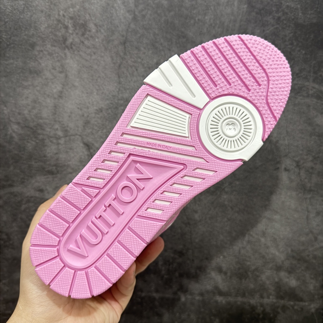 图片[9]-【广东纯原版本】 现货当天可取 LV Trainer系列高奢运动鞋 粉白牛仔 新款芯片顶级 潮人必备单品 同步ZP官网空胶工艺 鞋舌、挂饰均镶嵌NFC芯片感应装置 正确胶片断点式设计 中底正确还原原版油印字母比例 1：1原楦格板、楦头、刀磨全新升级！ 独家订制顶级压纹麂皮 原版开模TPU大底 质感原版一致 垫脚聚米微料加透气英伦网布 披靡市场任何版本！细节完美呈现！ 代购指定版本 全新升级最新双盒包装 扫码秒进官网！ 全套包装配件同比原版 尺码： 36-39-选品中心