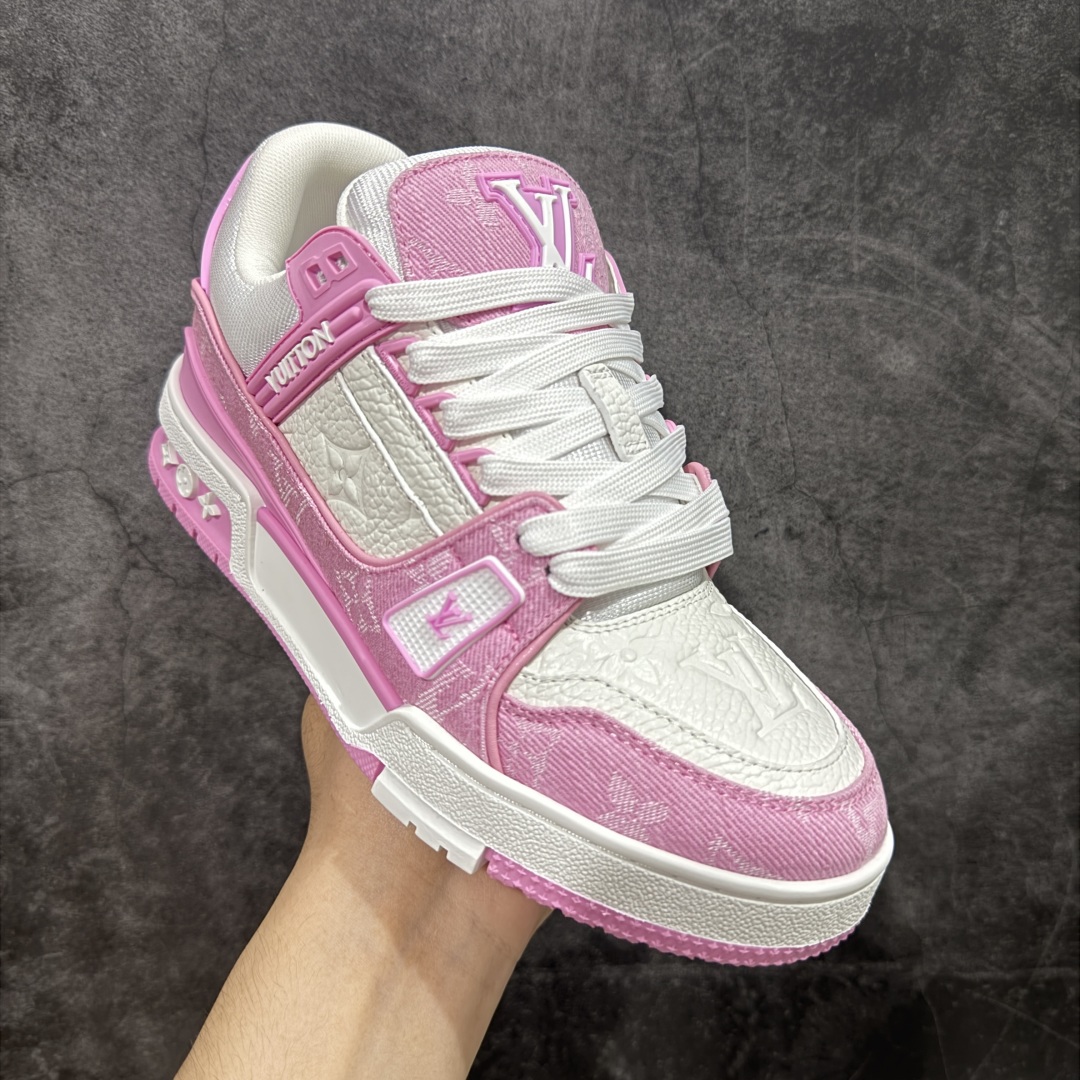 图片[3]-【广东纯原版本】 现货当天可取 LV Trainer系列高奢运动鞋 粉白牛仔 新款芯片顶级 潮人必备单品 同步ZP官网空胶工艺 鞋舌、挂饰均镶嵌NFC芯片感应装置 正确胶片断点式设计 中底正确还原原版油印字母比例 1：1原楦格板、楦头、刀磨全新升级！ 独家订制顶级压纹麂皮 原版开模TPU大底 质感原版一致 垫脚聚米微料加透气英伦网布 披靡市场任何版本！细节完美呈现！ 代购指定版本 全新升级最新双盒包装 扫码秒进官网！ 全套包装配件同比原版 尺码： 36-39-选品中心