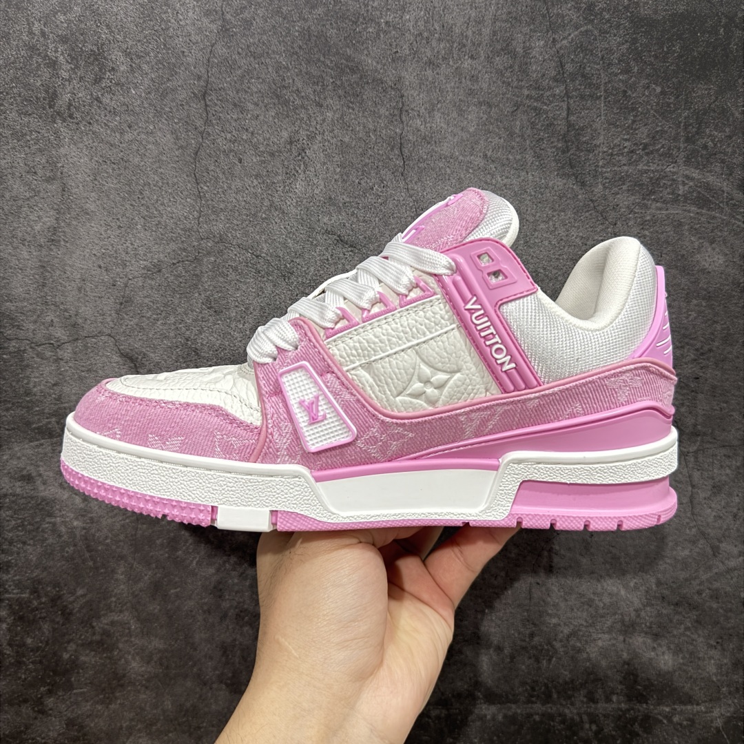图片[2]-【广东纯原版本】 现货当天可取 LV Trainer系列高奢运动鞋 粉白牛仔 新款芯片顶级 潮人必备单品 同步ZP官网空胶工艺 鞋舌、挂饰均镶嵌NFC芯片感应装置 正确胶片断点式设计 中底正确还原原版油印字母比例 1：1原楦格板、楦头、刀磨全新升级！ 独家订制顶级压纹麂皮 原版开模TPU大底 质感原版一致 垫脚聚米微料加透气英伦网布 披靡市场任何版本！细节完美呈现！ 代购指定版本 全新升级最新双盒包装 扫码秒进官网！ 全套包装配件同比原版 尺码： 36-39-选品中心