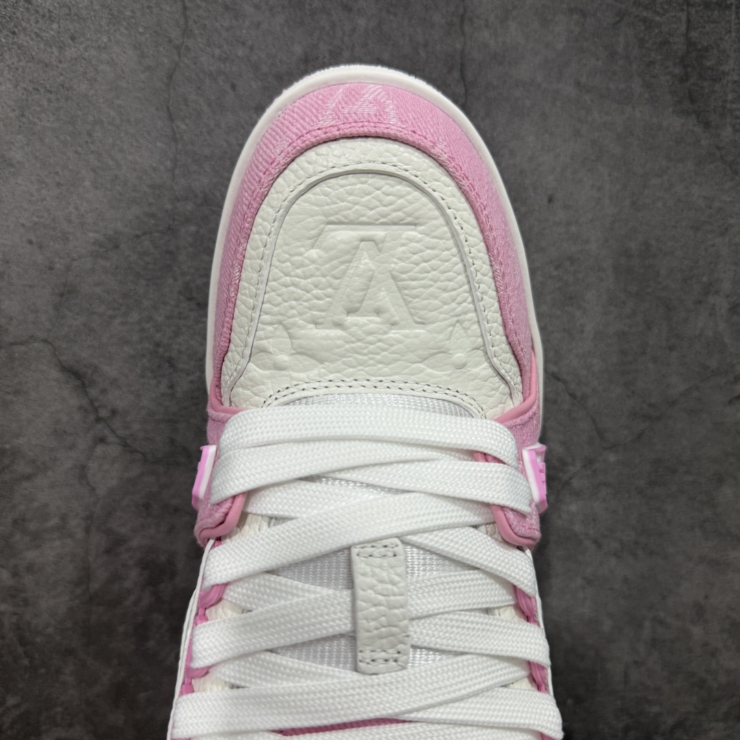 图片[5]-【广东纯原版本】 现货当天可取 LV Trainer系列高奢运动鞋 粉白牛仔 新款芯片顶级 潮人必备单品 同步ZP官网空胶工艺 鞋舌、挂饰均镶嵌NFC芯片感应装置 正确胶片断点式设计 中底正确还原原版油印字母比例 1：1原楦格板、楦头、刀磨全新升级！ 独家订制顶级压纹麂皮 原版开模TPU大底 质感原版一致 垫脚聚米微料加透气英伦网布 披靡市场任何版本！细节完美呈现！ 代购指定版本 全新升级最新双盒包装 扫码秒进官网！ 全套包装配件同比原版 尺码： 36-39-选品中心