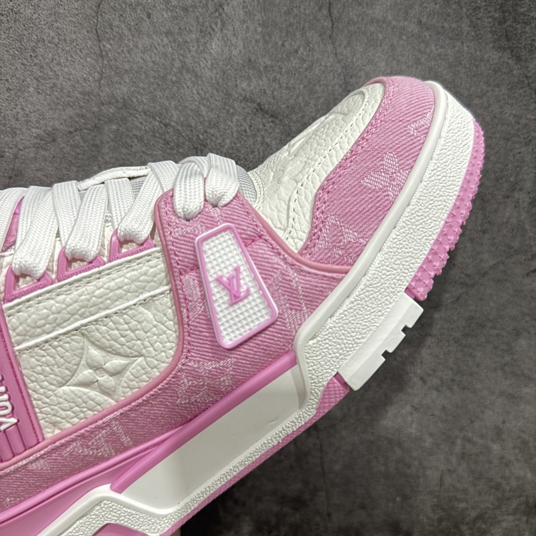 图片[6]-【广东纯原版本】 现货当天可取 LV Trainer系列高奢运动鞋 粉白牛仔 新款芯片顶级 潮人必备单品 同步ZP官网空胶工艺 鞋舌、挂饰均镶嵌NFC芯片感应装置 正确胶片断点式设计 中底正确还原原版油印字母比例 1：1原楦格板、楦头、刀磨全新升级！ 独家订制顶级压纹麂皮 原版开模TPU大底 质感原版一致 垫脚聚米微料加透气英伦网布 披靡市场任何版本！细节完美呈现！ 代购指定版本 全新升级最新双盒包装 扫码秒进官网！ 全套包装配件同比原版 尺码： 36-39-选品中心