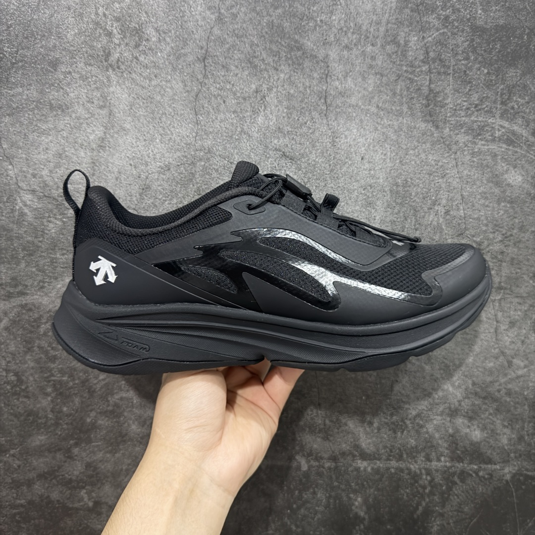 【纯原版】迪桑特Descente Running 跑步系列 针织“黑武士” ·广东大厂出品 99%还原度 ·独立私模开发,只为真正还原zp · 私人定制原版鞋面,舒适透气更好定型 ·城市通勤/运动健身/轻户外徒步 ·黑色系潮鞋还有机能风的设计感 ·原版开发大底,脚感特别轻盈 尺码:39 40 41 42 43 44-选品中心