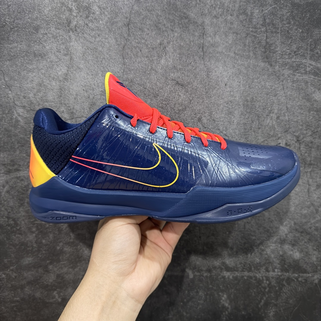 【Star版本】Caitlin Clark x Nike Kobe 5 Protro “Indiana Fever” 科比5代克拉克森联名蓝色 IM3207-400 完美复刻公司货 前掌超大Zoom Turbo气垫 后掌EVA缓震 真正的原汁原味 还原ZP脚感 全身鞋材卡料色独家定制 唯一正确喷漆工艺Swoosh 正确凹凸蛇鳞工艺 正确鞋面渐变效果 内全置真动飞态线 独立原厂模具 最大尺码达到48.5码 首批不拼图大几率过验 亲测已过 支持各种高强度实战 无需担心 上脚价 补货周期极长 脚宽建议买大半码 科比系列前掌偏窄 不影响二次销售 支持七天无理由退换 尺码：40 40.5 41 42 42.5 43 44 44.5 45 45.5 46 47.5 48.5-选品中心
