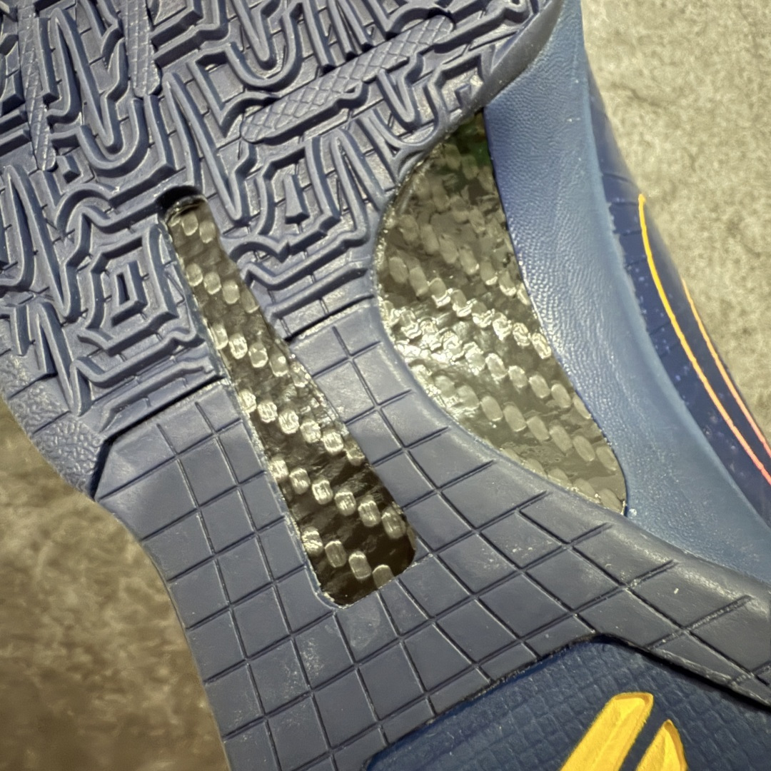 图片[12]-【Star版本】Caitlin Clark x Nike Kobe 5 Protro “Indiana Fever” 科比5代克拉克森联名蓝色 IM3207-400 完美复刻公司货 前掌超大Zoom Turbo气垫 后掌EVA缓震 真正的原汁原味 还原ZP脚感 全身鞋材卡料色独家定制 唯一正确喷漆工艺Swoosh 正确凹凸蛇鳞工艺 正确鞋面渐变效果 内全置真动飞态线 独立原厂模具 最大尺码达到48.5码 首批不拼图大几率过验 亲测已过 支持各种高强度实战 无需担心 上脚价 补货周期极长 脚宽建议买大半码 科比系列前掌偏窄 不影响二次销售 支持七天无理由退换 尺码：40 40.5 41 42 42.5 43 44 44.5 45 45.5 46 47.5 48.5-选品中心