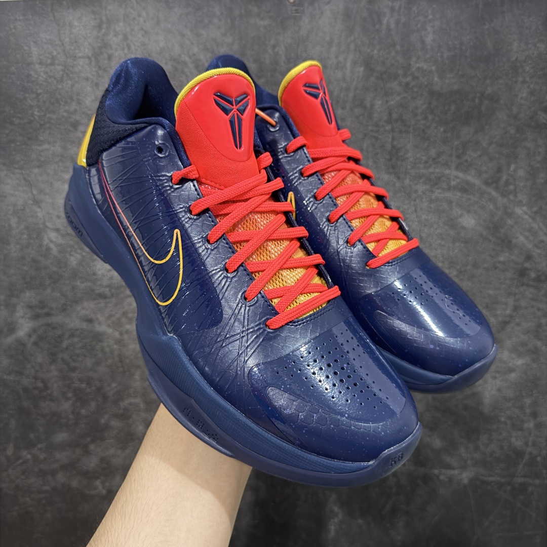 【Star版本】Caitlin Clark x Nike Kobe 5 Protro “Indiana Fever” 科比5代克拉克森联名蓝色 IM3207-400 完美复刻公司货 前掌超大Zoom Turbo气垫 后掌EVA缓震 真正的原汁原味 还原ZP脚感 全身鞋材卡料色独家定制 唯一正确喷漆工艺Swoosh 正确凹凸蛇鳞工艺 正确鞋面渐变效果 内全置真动飞态线 独立原厂模具 最大尺码达到48.5码 首批不拼图大几率过验 亲测已过 支持各种高强度实战 无需担心 上脚价 补货周期极长 脚宽建议买大半码 科比系列前掌偏窄 不影响二次销售 支持七天无理由退换 尺码：40 40.5 41 42 42.5 43 44 44.5 45 45.5 46 47.5 48.5-选品中心