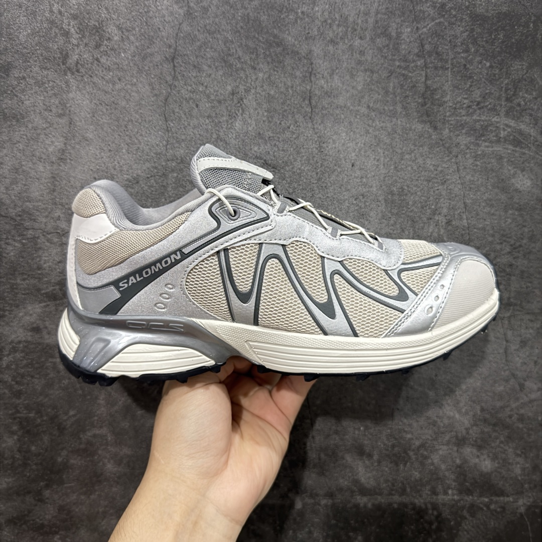 【巅峰版】Salomon 萨洛蒙XT-Whisper 户外 休闲 运动鞋 跑鞋 478014 原版购入开发 做货 Salomon 对 XT-WHISPER 鞋面设计进行了升级，以多种鞋面材质，构造了丰富的鞋面层次，为鞋款增添摩登现代感。鞋款独特的波浪形 Sensifit系统设计勾勒出鞋身的流动感线条，并结合标志性的Quicklace™ 快速系带系统，保障全鞋舒适包裹感。结合 Contagrip® 大底，在保留鞋款功能性的同时多维度诠释城市户外型格 配送专柜精美包装🛍📦 面料 ： 原版定制进口网面+牛皮 内里 ： 原版进口透气网里 鞋底 ： 原版开模防滑橡胶材质 底厚 ：3.5CM 尺码： 36-45-选品中心