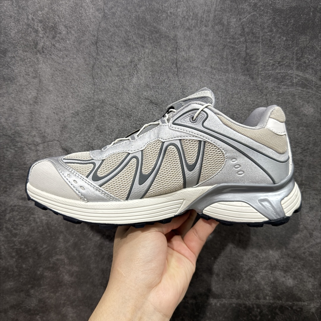 图片[2]-【巅峰版】Salomon 萨洛蒙XT-Whisper 户外 休闲 运动鞋 跑鞋 478014 原版购入开发 做货 Salomon 对 XT-WHISPER 鞋面设计进行了升级，以多种鞋面材质，构造了丰富的鞋面层次，为鞋款增添摩登现代感。鞋款独特的波浪形 Sensifit系统设计勾勒出鞋身的流动感线条，并结合标志性的Quicklace™ 快速系带系统，保障全鞋舒适包裹感。结合 Contagrip® 大底，在保留鞋款功能性的同时多维度诠释城市户外型格 配送专柜精美包装🛍📦 面料 ： 原版定制进口网面+牛皮 内里 ： 原版进口透气网里 鞋底 ： 原版开模防滑橡胶材质 底厚 ：3.5CM 尺码： 36-45-选品中心