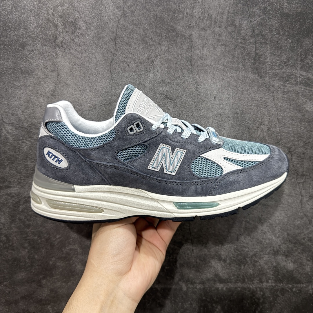【总裁版】Kith x New Balance NB991V2 第一代总统复古慢跑鞋 海军蓝 U991KH2 正确3M反光细节 原楦原纸版开发 正确6层组合底模精密开发 后跟透明TPU水晶装饰条稳固 沿用了引以为傲的跑鞋手工技艺 采用猪皮绒面并包裹局部透气网面的鞋身设计 菱网鞋舌上刻有New Balance USA 鞋面依旧身着经典的大热之灰 彰显了其高端的品质身份 尺码:36 37 37.5 38 38.5 39 40 40.5 41.5 42 42.5 43 44 45 46.5-选品中心
