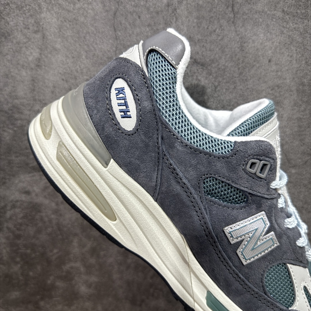 图片[7]-【总裁版】Kith x New Balance NB991V2 第一代总统复古慢跑鞋 海军蓝 U991KH2 正确3M反光细节 原楦原纸版开发 正确6层组合底模精密开发 后跟透明TPU水晶装饰条稳固 沿用了引以为傲的跑鞋手工技艺 采用猪皮绒面并包裹局部透气网面的鞋身设计 菱网鞋舌上刻有New Balance USA 鞋面依旧身着经典的大热之灰 彰显了其高端的品质身份 尺码：36 37 37.5 38 38.5 39 40 40.5 41.5 42 42.5 43 44 45 46.5-选品中心