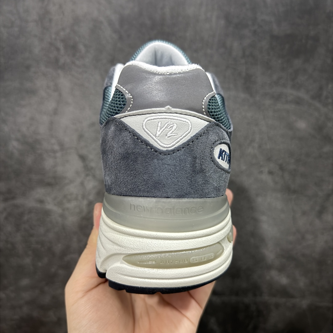 图片[4]-【总裁版】Kith x New Balance NB991V2 第一代总统复古慢跑鞋 海军蓝 U991KH2 正确3M反光细节 原楦原纸版开发 正确6层组合底模精密开发 后跟透明TPU水晶装饰条稳固 沿用了引以为傲的跑鞋手工技艺 采用猪皮绒面并包裹局部透气网面的鞋身设计 菱网鞋舌上刻有New Balance USA 鞋面依旧身着经典的大热之灰 彰显了其高端的品质身份 尺码：36 37 37.5 38 38.5 39 40 40.5 41.5 42 42.5 43 44 45 46.5-选品中心