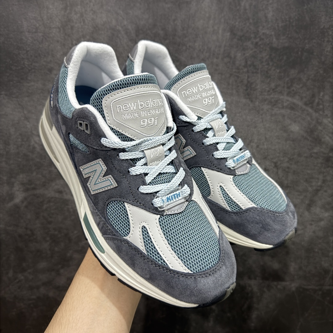 【总裁版】Kith x New Balance NB991V2 第一代总统复古慢跑鞋 海军蓝 U991KH2 正确3M反光细节 原楦原纸版开发 正确6层组合底模精密开发 后跟透明TPU水晶装饰条稳固 沿用了引以为傲的跑鞋手工技艺 采用猪皮绒面并包裹局部透气网面的鞋身设计 菱网鞋舌上刻有New Balance USA 鞋面依旧身着经典的大热之灰 彰显了其高端的品质身份 尺码:36 37 37.5 38 38.5 39 40 40.5 41.5 42 42.5 43 44 45 46.5-选品中心