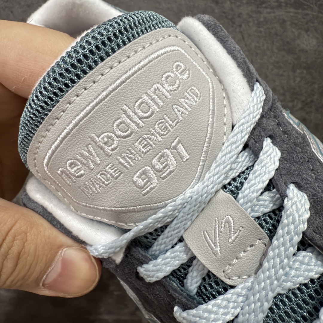 图片[5]-【总裁版】Kith x New Balance NB991V2 第一代总统复古慢跑鞋 海军蓝 U991KH2 正确3M反光细节 原楦原纸版开发 正确6层组合底模精密开发 后跟透明TPU水晶装饰条稳固 沿用了引以为傲的跑鞋手工技艺 采用猪皮绒面并包裹局部透气网面的鞋身设计 菱网鞋舌上刻有New Balance USA 鞋面依旧身着经典的大热之灰 彰显了其高端的品质身份 尺码：36 37 37.5 38 38.5 39 40 40.5 41.5 42 42.5 43 44 45 46.5-选品中心