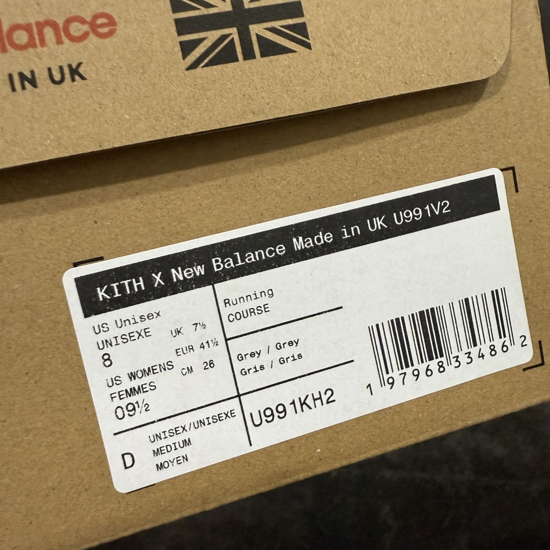 图片[8]-【总裁版】Kith x New Balance NB991V2 第一代总统复古慢跑鞋 海军蓝 U991KH2 正确3M反光细节 原楦原纸版开发 正确6层组合底模精密开发 后跟透明TPU水晶装饰条稳固 沿用了引以为傲的跑鞋手工技艺 采用猪皮绒面并包裹局部透气网面的鞋身设计 菱网鞋舌上刻有New Balance USA 鞋面依旧身着经典的大热之灰 彰显了其高端的品质身份 尺码：36 37 37.5 38 38.5 39 40 40.5 41.5 42 42.5 43 44 45 46.5-选品中心