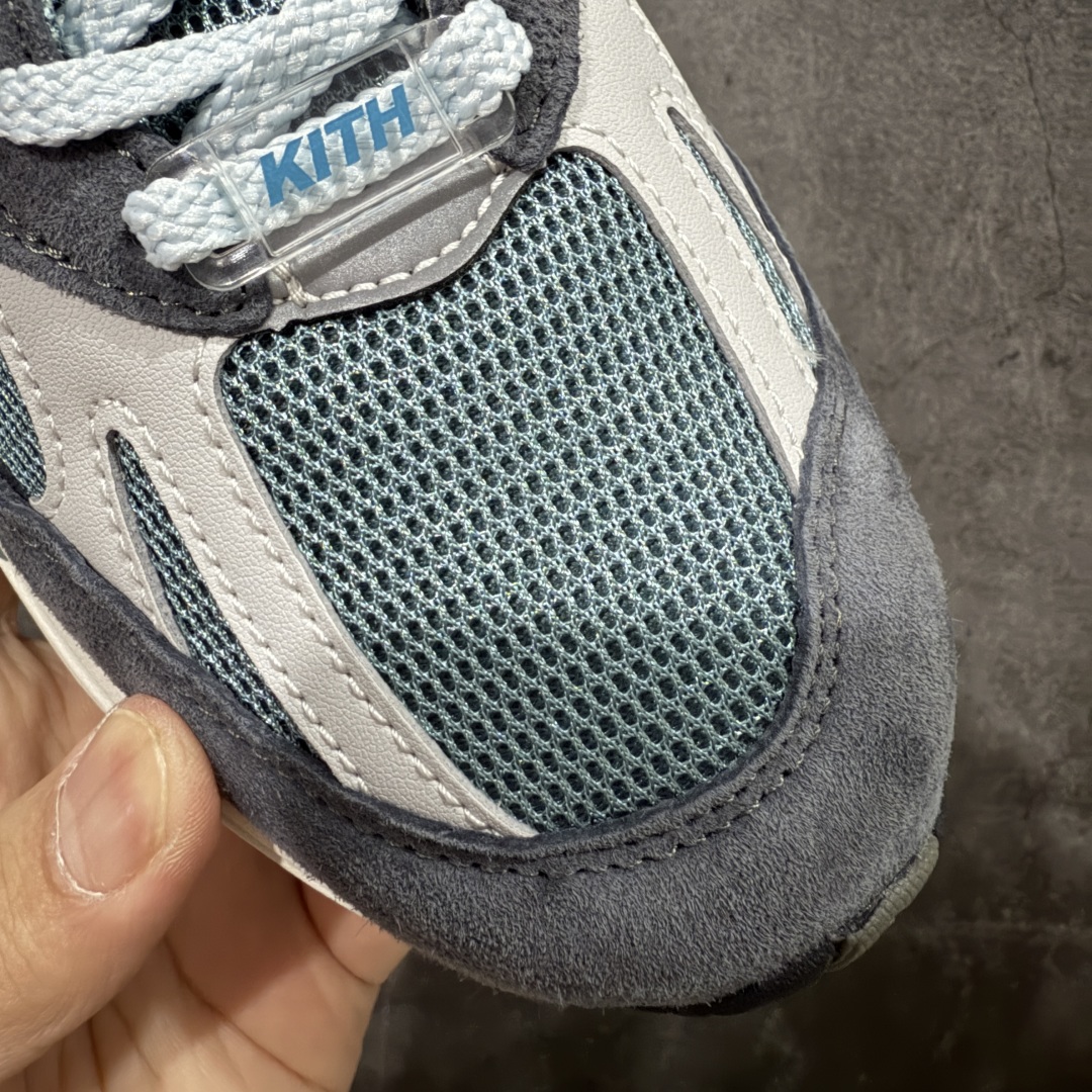 图片[4]-【总裁版】Kith x New Balance NB991V2 第一代总统复古慢跑鞋 海军蓝 U991KH2 正确3M反光细节 原楦原纸版开发 正确6层组合底模精密开发 后跟透明TPU水晶装饰条稳固 沿用了引以为傲的跑鞋手工技艺 采用猪皮绒面并包裹局部透气网面的鞋身设计 菱网鞋舌上刻有New Balance USA 鞋面依旧身着经典的大热之灰 彰显了其高端的品质身份 尺码：36 37 37.5 38 38.5 39 40 40.5 41.5 42 42.5 43 44 45 46.5-选品中心