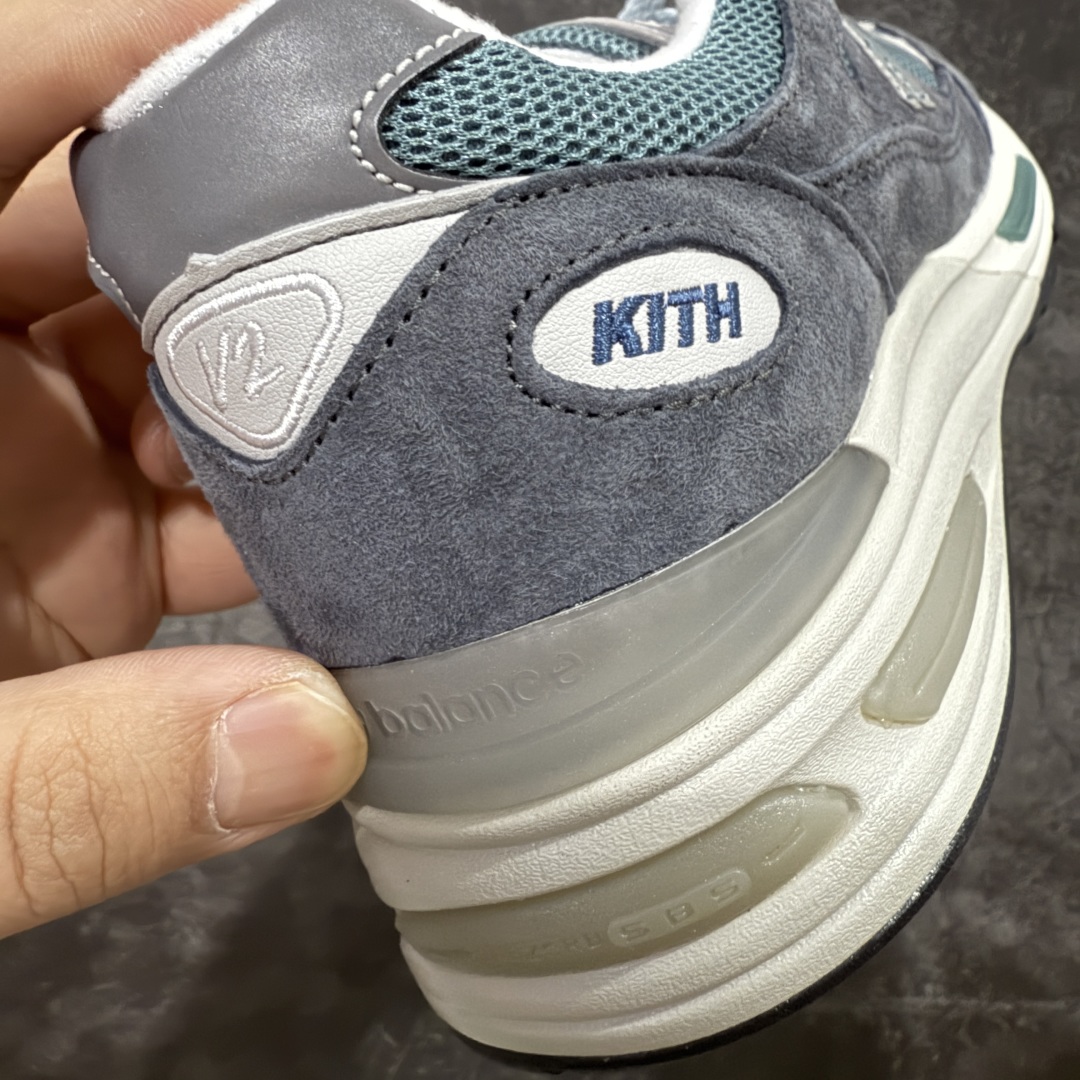 图片[2]-【总裁版】Kith x New Balance NB991V2 第一代总统复古慢跑鞋 海军蓝 U991KH2 正确3M反光细节 原楦原纸版开发 正确6层组合底模精密开发 后跟透明TPU水晶装饰条稳固 沿用了引以为傲的跑鞋手工技艺 采用猪皮绒面并包裹局部透气网面的鞋身设计 菱网鞋舌上刻有New Balance USA 鞋面依旧身着经典的大热之灰 彰显了其高端的品质身份 尺码：36 37 37.5 38 38.5 39 40 40.5 41.5 42 42.5 43 44 45 46.5-选品中心
