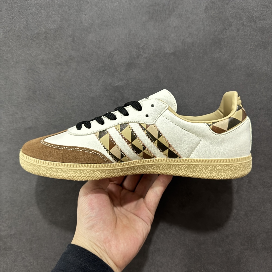 图片[2]-【定制版】adidas originals Samba OG x BURBERRY 棕白 桑巴舞系列复古经典轻便板鞋 此款以简约大方的造型设计 给人以随性休闲的时尚格调 穿着舒适轻便，运动灵活自如 满足日常个性穿搭 货号：GJ75806 尺码：36 36.5 37 38 38.5 39 40 40.5 41 42 42.5 43 44 44.5 45-选品中心