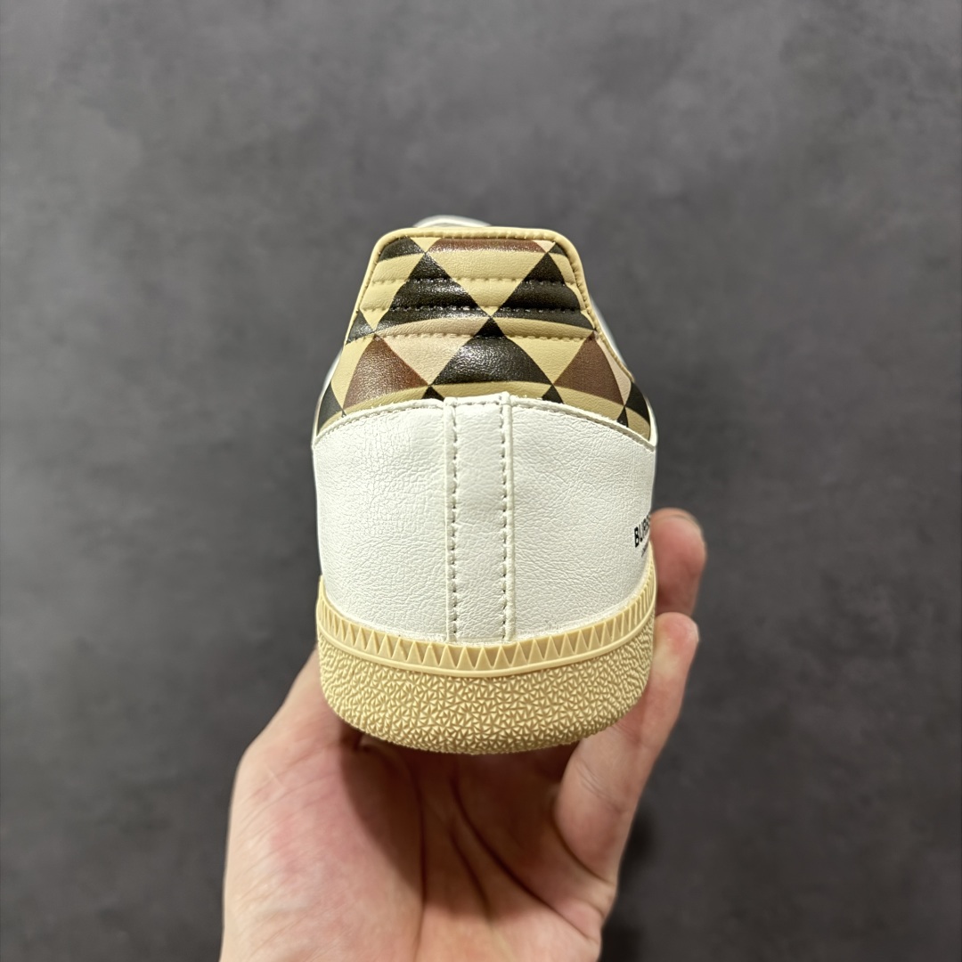 图片[4]-【定制版】adidas originals Samba OG x BURBERRY 棕白 桑巴舞系列复古经典轻便板鞋 此款以简约大方的造型设计 给人以随性休闲的时尚格调 穿着舒适轻便，运动灵活自如 满足日常个性穿搭 货号：GJ75806 尺码：36 36.5 37 38 38.5 39 40 40.5 41 42 42.5 43 44 44.5 45-选品中心