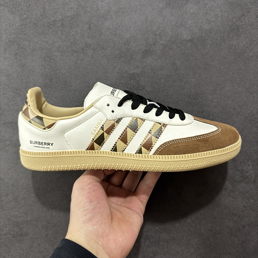 【定制版】adidas originals Samba OG x BURBERRY 棕白 桑巴舞系列复古经典轻便板鞋 此款以简约大方的造型设计 给人以随性休闲的时尚格调 穿着舒适轻便,运动灵活自如 满足日常个性穿搭 货号:GJ75806 尺码:36 36.5 37 38 38.5 39 40 40.5 41 42 42.5 43 44 44.5 45-选品中心