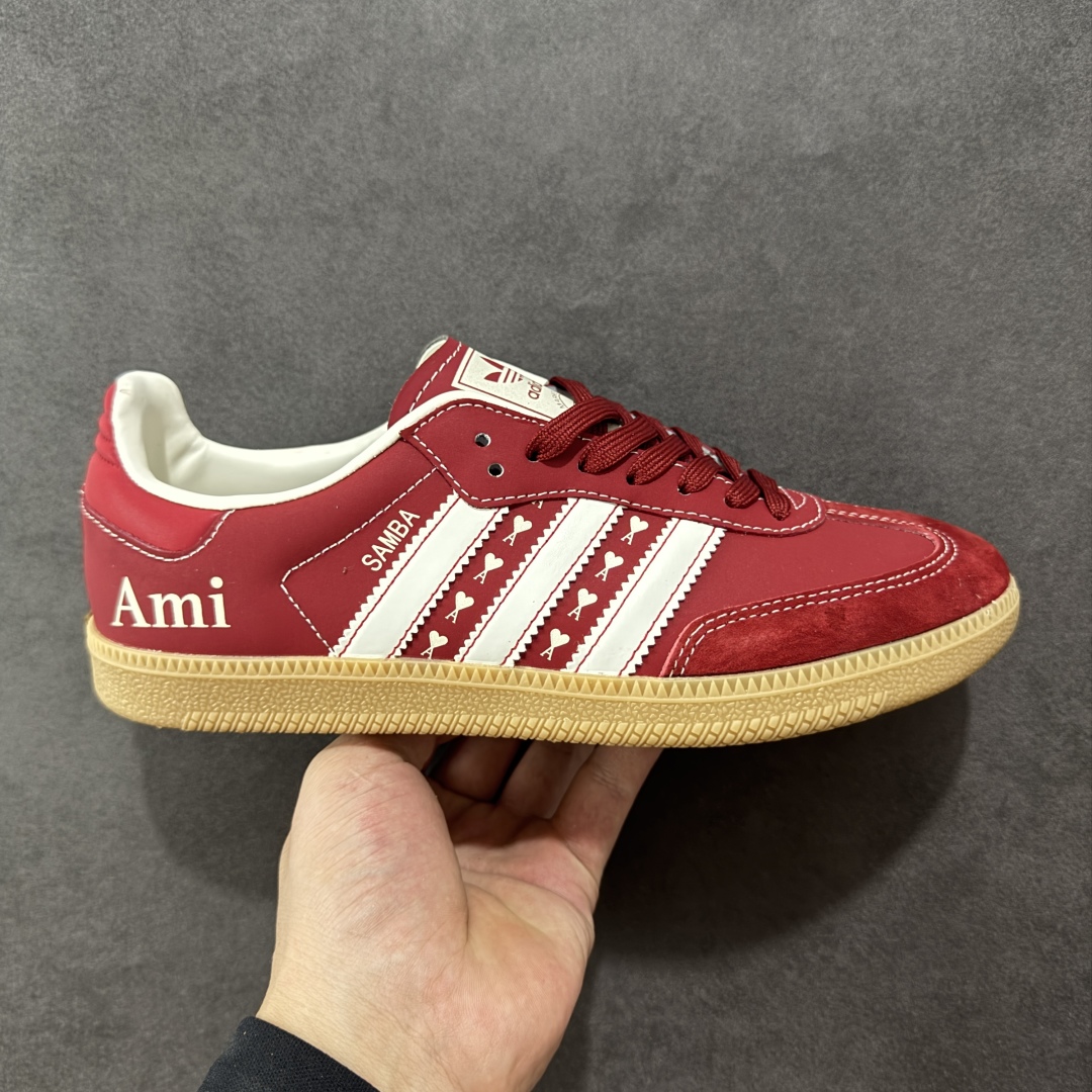 【定制版】adidas originals Samba OG x AMI 红白 桑巴舞系列复古经典轻便板鞋 此款以简约大方的造型设计 给人以随性休闲的时尚格调 穿着舒适轻便,运动灵活自如 满足日常个性穿搭 货号:XR0006 尺码:36 36.5 37 38 38.5 39 40 40.5 41 42 42.5 43 44 44.5 45-选品中心