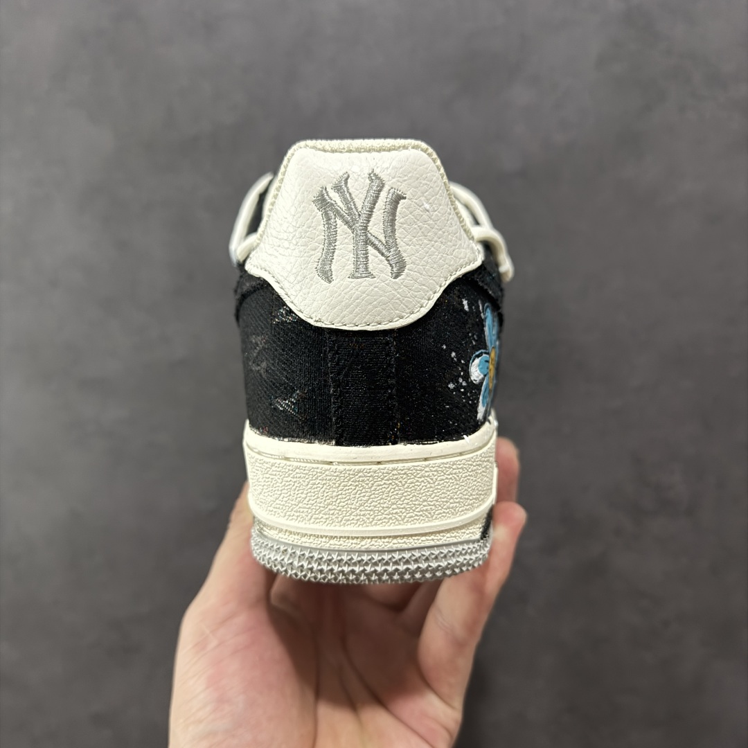 图片[4]-【定制版】Nike Air Force 1\’07 Low \”Blue Daisy\” 手绘涂鸦 蓝调雏菊 空军一号低帮休闲运动板鞋 BD7007-333  #蓝调雏菊，是艺术与潮流的奇妙融合。以经典鞋型为基底，黑蓝为主色调晕染出独特氛围，如同将静谧夜色与澄澈蓝天揉入鞋身 。雏菊图案错落点缀，清新灵动，打破深色沉闷，恰似在蓝调旋律里跳出的俏皮音符  尺码：36 36.5 37.5 38 38.5 39 40 40.5 41 42 42.5 43 44 44.5 45-选品中心