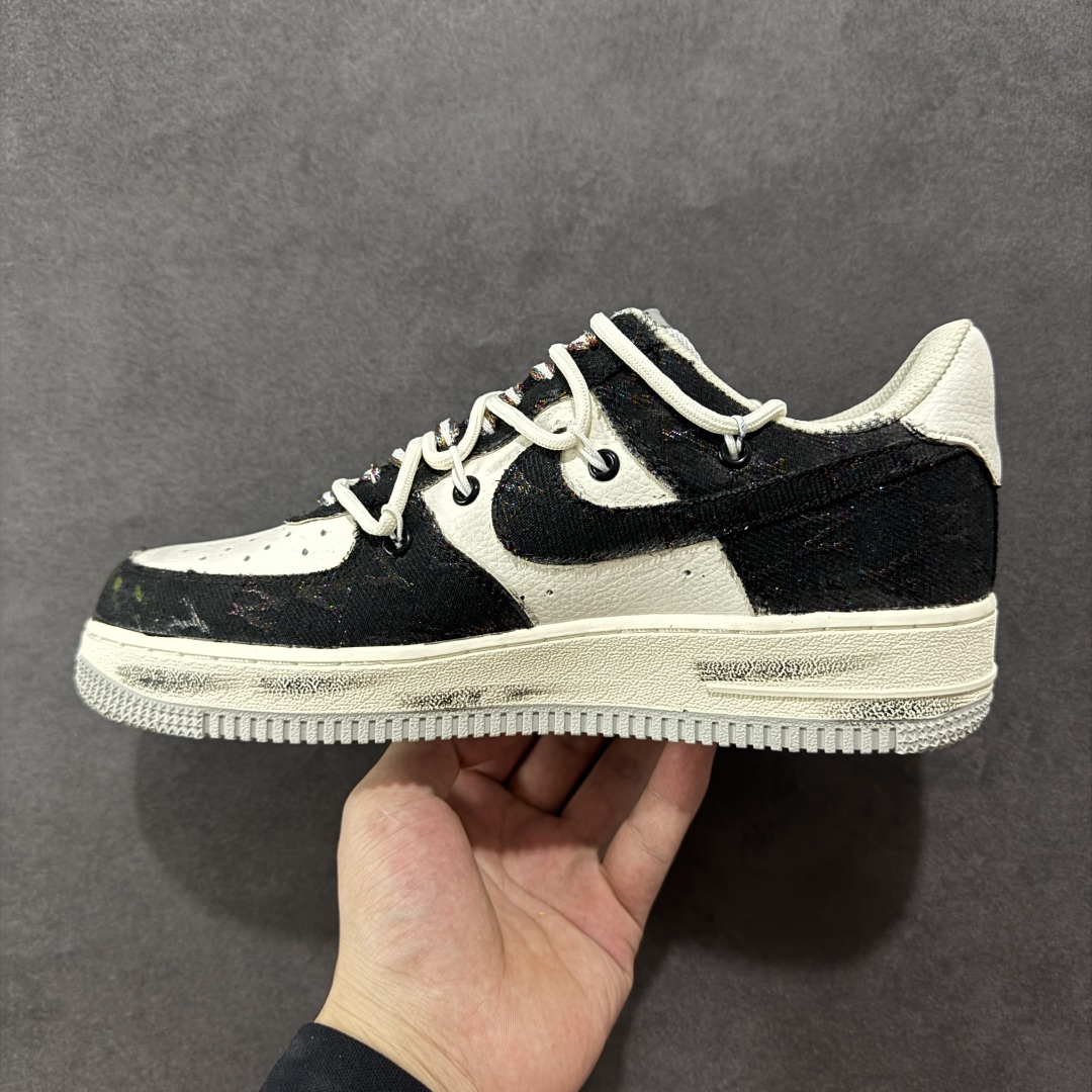 图片[2]-【定制版】Nike Air Force 1\’07 Low \”Blue Daisy\” 手绘涂鸦 蓝调雏菊 空军一号低帮休闲运动板鞋 BD7007-333  #蓝调雏菊，是艺术与潮流的奇妙融合。以经典鞋型为基底，黑蓝为主色调晕染出独特氛围，如同将静谧夜色与澄澈蓝天揉入鞋身 。雏菊图案错落点缀，清新灵动，打破深色沉闷，恰似在蓝调旋律里跳出的俏皮音符  尺码：36 36.5 37.5 38 38.5 39 40 40.5 41 42 42.5 43 44 44.5 45-选品中心