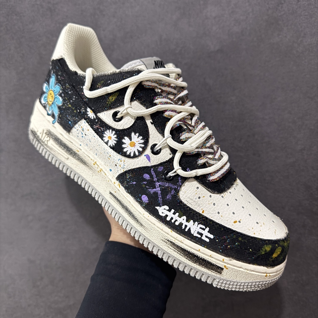 图片[3]-【定制版】Nike Air Force 1\’07 Low \”Blue Daisy\” 手绘涂鸦 蓝调雏菊 空军一号低帮休闲运动板鞋 BD7007-333  #蓝调雏菊，是艺术与潮流的奇妙融合。以经典鞋型为基底，黑蓝为主色调晕染出独特氛围，如同将静谧夜色与澄澈蓝天揉入鞋身 。雏菊图案错落点缀，清新灵动，打破深色沉闷，恰似在蓝调旋律里跳出的俏皮音符  尺码：36 36.5 37.5 38 38.5 39 40 40.5 41 42 42.5 43 44 44.5 45-选品中心