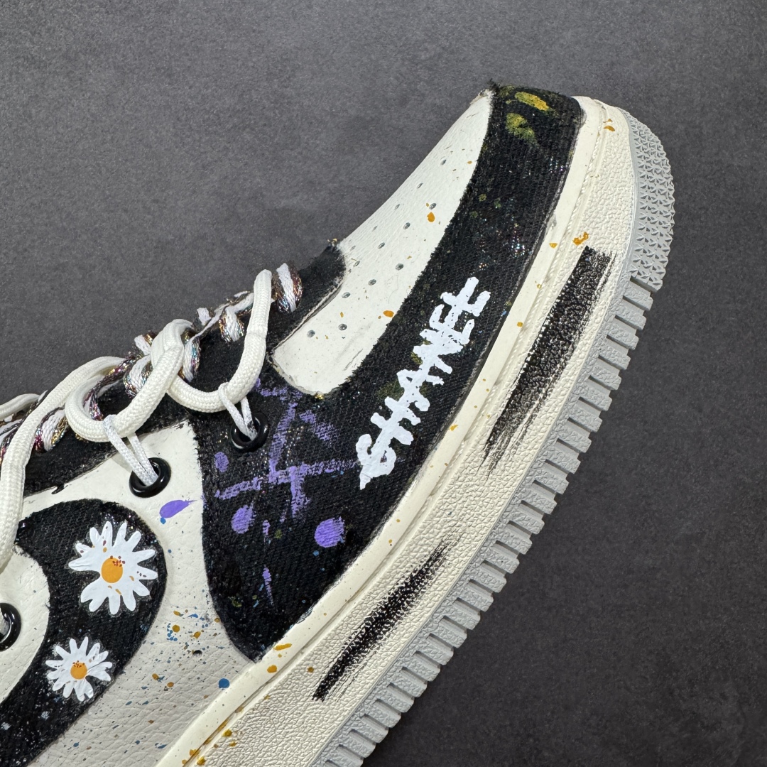 图片[5]-【定制版】Nike Air Force 1\’07 Low \”Blue Daisy\” 手绘涂鸦 蓝调雏菊 空军一号低帮休闲运动板鞋 BD7007-333  #蓝调雏菊，是艺术与潮流的奇妙融合。以经典鞋型为基底，黑蓝为主色调晕染出独特氛围，如同将静谧夜色与澄澈蓝天揉入鞋身 。雏菊图案错落点缀，清新灵动，打破深色沉闷，恰似在蓝调旋律里跳出的俏皮音符  尺码：36 36.5 37.5 38 38.5 39 40 40.5 41 42 42.5 43 44 44.5 45-选品中心