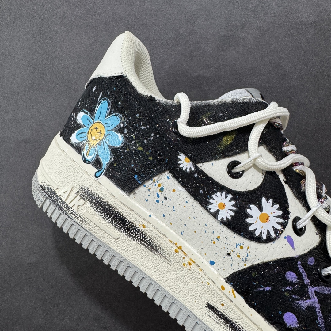 图片[6]-【定制版】Nike Air Force 1\’07 Low \”Blue Daisy\” 手绘涂鸦 蓝调雏菊 空军一号低帮休闲运动板鞋 BD7007-333  #蓝调雏菊，是艺术与潮流的奇妙融合。以经典鞋型为基底，黑蓝为主色调晕染出独特氛围，如同将静谧夜色与澄澈蓝天揉入鞋身 。雏菊图案错落点缀，清新灵动，打破深色沉闷，恰似在蓝调旋律里跳出的俏皮音符  尺码：36 36.5 37.5 38 38.5 39 40 40.5 41 42 42.5 43 44 44.5 45-选品中心