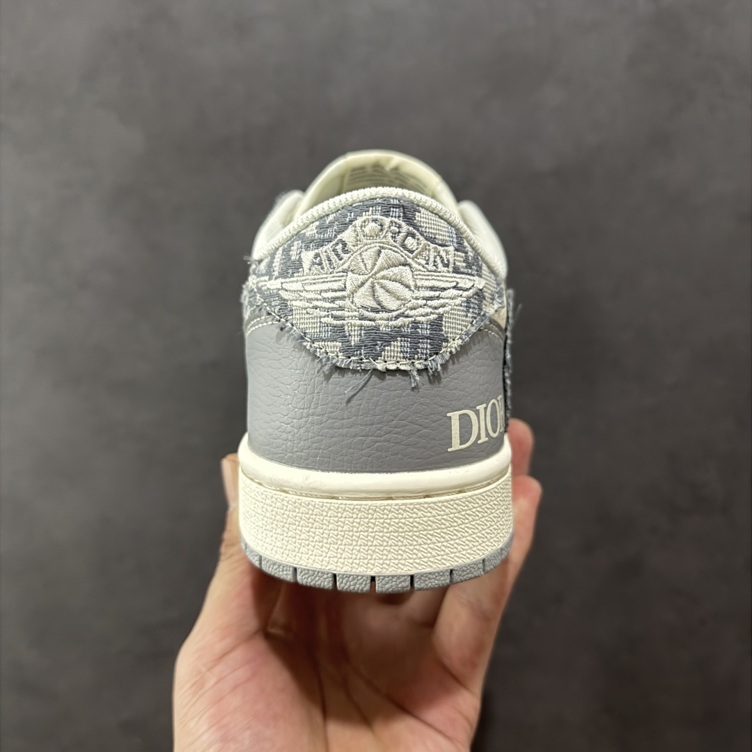 图片[4]-【定制版】Travis Scott x Fragment Design x Air Jordan 1 Low OG SP AJ1 乔1 迪奥联名 羽毛灰 低帮文化休闲板鞋 XS7089-612  #多方联名合作融合了Travis Scott 独特的音乐风格，藤原浩个性的设计风格以及Jordan品牌的经典元素 使其成为一双具有独特身份和价值的鞋子 清新而立体的外观加上联名标识更突出了其独特身份 这种配色方案显示出活力和时尚感 在视觉上引人注目 鞋身的质感和细腻的细节处理使其显得高端而格调十足 这款“倒钩”联名是设计与创意完美结合 融合多方的个性风格是一款备受瞩目的潮流鞋款  尺码：36 36.5 37.5 38 38.5 39 40 40.5 41 42 42.5 43 44 44.5 45-选品中心