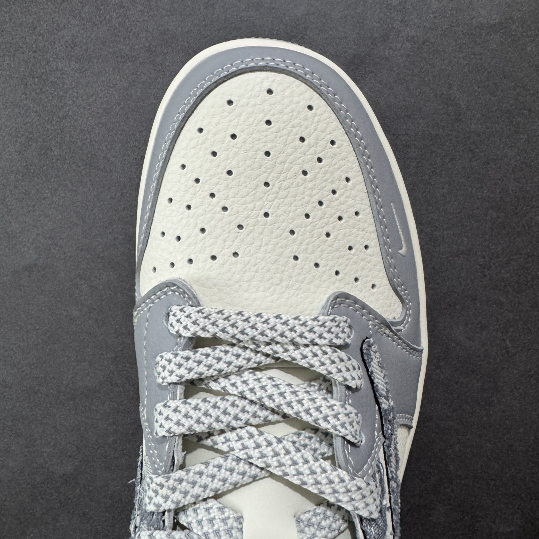 图片[8]-【定制版】Travis Scott x Fragment Design x Air Jordan 1 Low OG SP AJ1 乔1 迪奥联名 羽毛灰 低帮文化休闲板鞋 XS7089-612  #多方联名合作融合了Travis Scott 独特的音乐风格，藤原浩个性的设计风格以及Jordan品牌的经典元素 使其成为一双具有独特身份和价值的鞋子 清新而立体的外观加上联名标识更突出了其独特身份 这种配色方案显示出活力和时尚感 在视觉上引人注目 鞋身的质感和细腻的细节处理使其显得高端而格调十足 这款“倒钩”联名是设计与创意完美结合 融合多方的个性风格是一款备受瞩目的潮流鞋款  尺码：36 36.5 37.5 38 38.5 39 40 40.5 41 42 42.5 43 44 44.5 45-选品中心