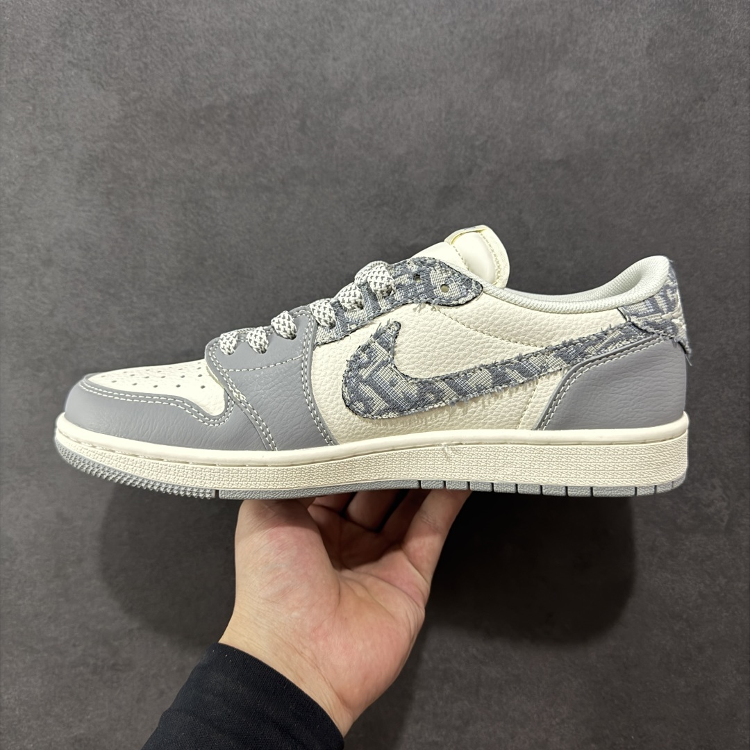 图片[2]-【定制版】Travis Scott x Fragment Design x Air Jordan 1 Low OG SP AJ1 乔1 迪奥联名 羽毛灰 低帮文化休闲板鞋 XS7089-612  #多方联名合作融合了Travis Scott 独特的音乐风格，藤原浩个性的设计风格以及Jordan品牌的经典元素 使其成为一双具有独特身份和价值的鞋子 清新而立体的外观加上联名标识更突出了其独特身份 这种配色方案显示出活力和时尚感 在视觉上引人注目 鞋身的质感和细腻的细节处理使其显得高端而格调十足 这款“倒钩”联名是设计与创意完美结合 融合多方的个性风格是一款备受瞩目的潮流鞋款  尺码：36 36.5 37.5 38 38.5 39 40 40.5 41 42 42.5 43 44 44.5 45-选品中心