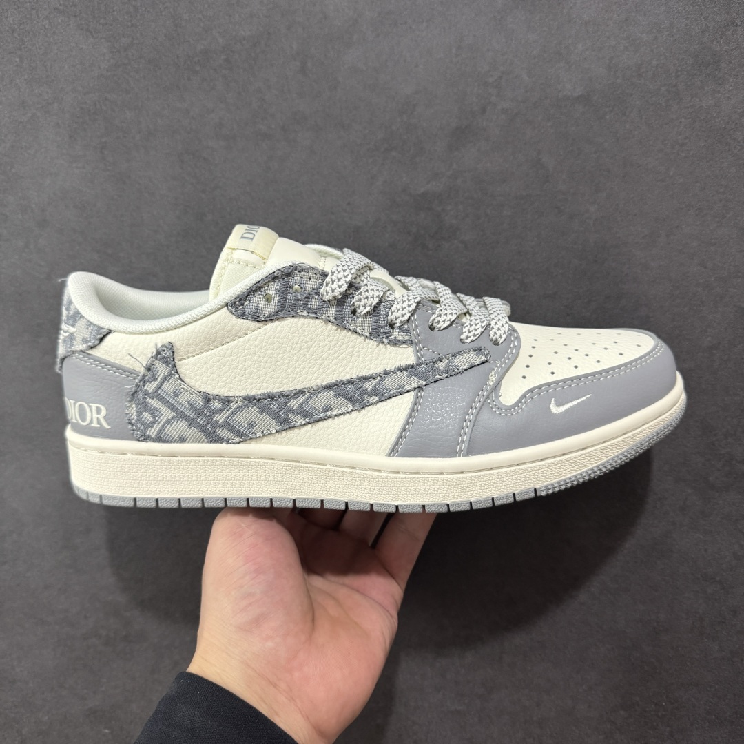 【定制版】Travis Scott x Fragment Design x Air Jordan 1 Low OG SP AJ1 乔1 迪奥联名 羽毛灰 低帮文化休闲板鞋 XS7089-612  #多方联名合作融合了Travis Scott 独特的音乐风格,藤原浩个性的设计风格以及Jordan品牌的经典元素 使其成为一双具有独特身份和价值的鞋子 清新而立体的外观加上联名标识更突出了其独特身份 这种配色方案显示出活力和时尚感 在视觉上引人注目 鞋身的质感和细腻的细节处理使其显得高端而格调十足 这款“倒钩”联名是设计与创意完美结合 融合多方的个性风格是一款备受瞩目的潮流鞋款  尺码:36 36.5 37.5 38 38.5 39 40 40.5 41 42 42.5 43 44 44.5 45-选品中心