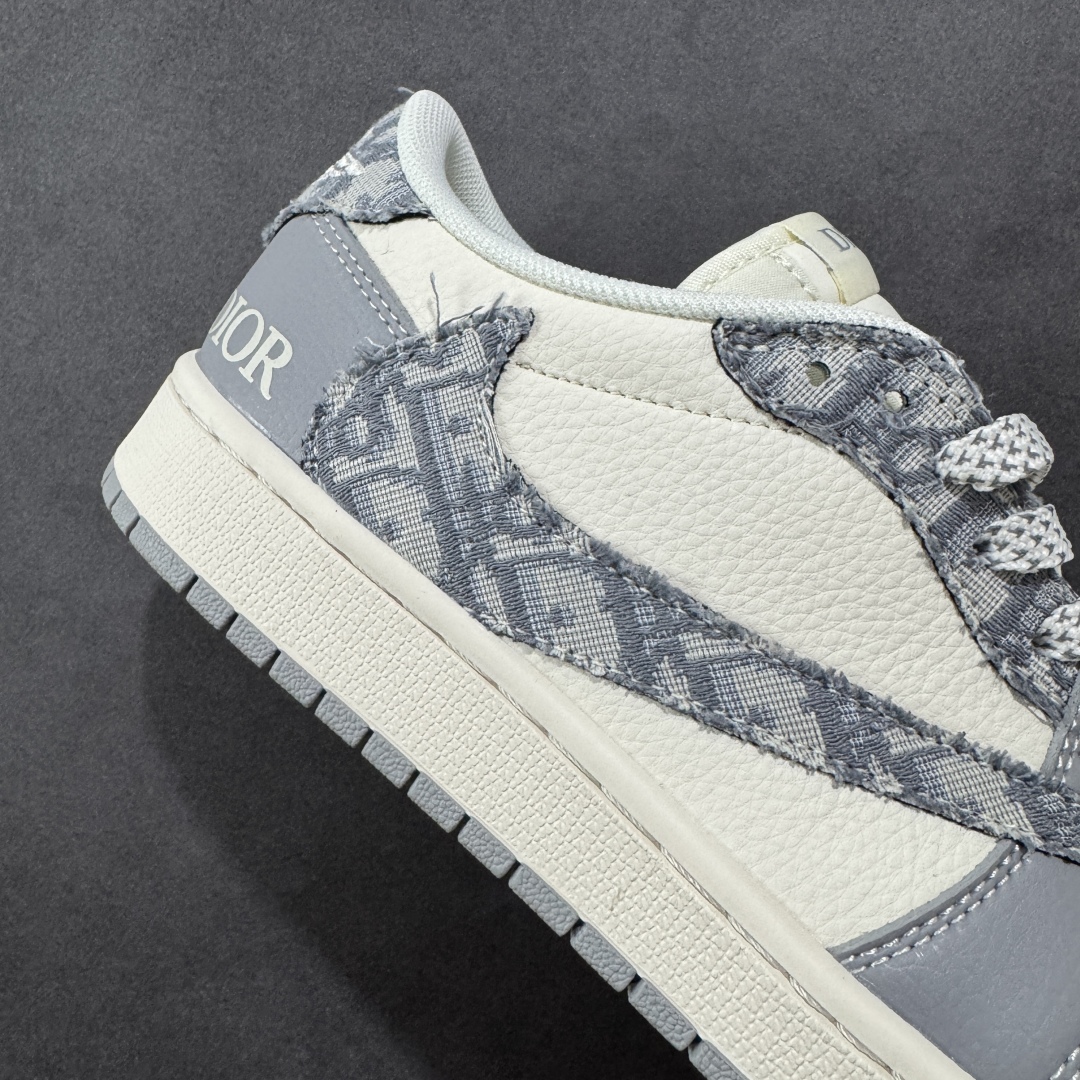 图片[6]-【定制版】Travis Scott x Fragment Design x Air Jordan 1 Low OG SP AJ1 乔1 迪奥联名 羽毛灰 低帮文化休闲板鞋 XS7089-612  #多方联名合作融合了Travis Scott 独特的音乐风格，藤原浩个性的设计风格以及Jordan品牌的经典元素 使其成为一双具有独特身份和价值的鞋子 清新而立体的外观加上联名标识更突出了其独特身份 这种配色方案显示出活力和时尚感 在视觉上引人注目 鞋身的质感和细腻的细节处理使其显得高端而格调十足 这款“倒钩”联名是设计与创意完美结合 融合多方的个性风格是一款备受瞩目的潮流鞋款  尺码：36 36.5 37.5 38 38.5 39 40 40.5 41 42 42.5 43 44 44.5 45-选品中心