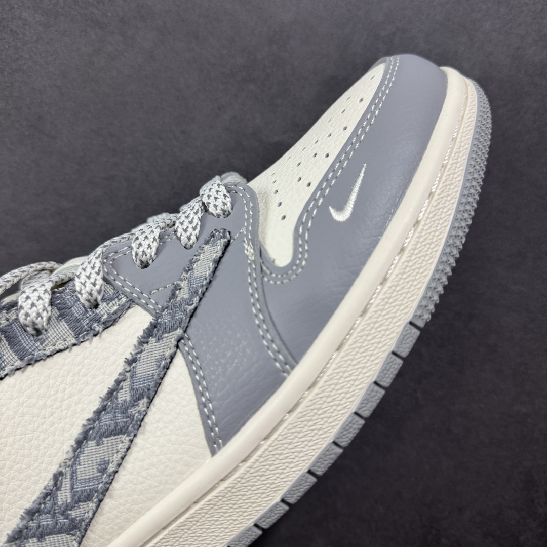 图片[5]-【定制版】Travis Scott x Fragment Design x Air Jordan 1 Low OG SP AJ1 乔1 迪奥联名 羽毛灰 低帮文化休闲板鞋 XS7089-612  #多方联名合作融合了Travis Scott 独特的音乐风格，藤原浩个性的设计风格以及Jordan品牌的经典元素 使其成为一双具有独特身份和价值的鞋子 清新而立体的外观加上联名标识更突出了其独特身份 这种配色方案显示出活力和时尚感 在视觉上引人注目 鞋身的质感和细腻的细节处理使其显得高端而格调十足 这款“倒钩”联名是设计与创意完美结合 融合多方的个性风格是一款备受瞩目的潮流鞋款  尺码：36 36.5 37.5 38 38.5 39 40 40.5 41 42 42.5 43 44 44.5 45-选品中心