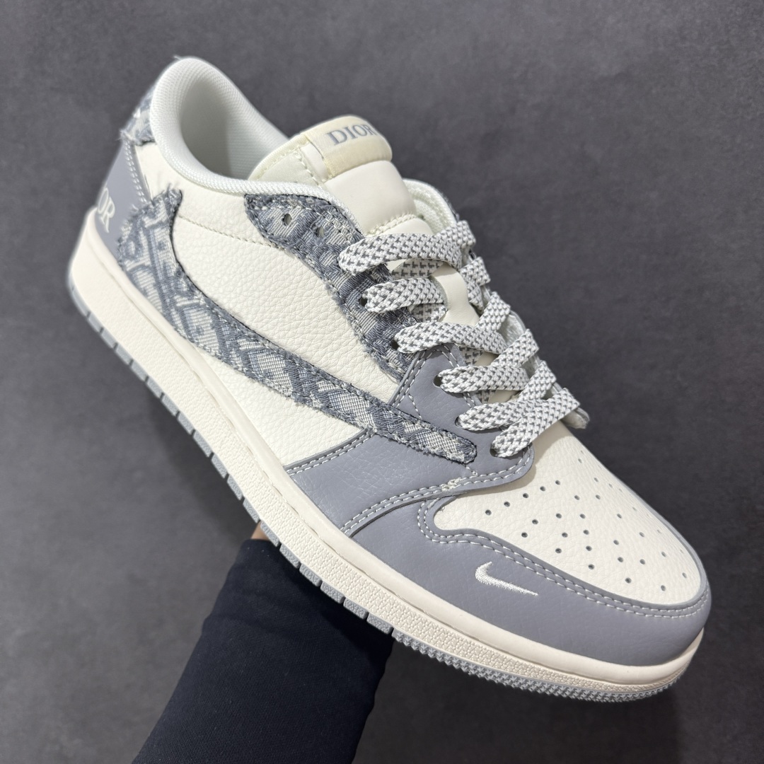图片[3]-【定制版】Travis Scott x Fragment Design x Air Jordan 1 Low OG SP AJ1 乔1 迪奥联名 羽毛灰 低帮文化休闲板鞋 XS7089-612  #多方联名合作融合了Travis Scott 独特的音乐风格，藤原浩个性的设计风格以及Jordan品牌的经典元素 使其成为一双具有独特身份和价值的鞋子 清新而立体的外观加上联名标识更突出了其独特身份 这种配色方案显示出活力和时尚感 在视觉上引人注目 鞋身的质感和细腻的细节处理使其显得高端而格调十足 这款“倒钩”联名是设计与创意完美结合 融合多方的个性风格是一款备受瞩目的潮流鞋款  尺码：36 36.5 37.5 38 38.5 39 40 40.5 41 42 42.5 43 44 44.5 45-选品中心