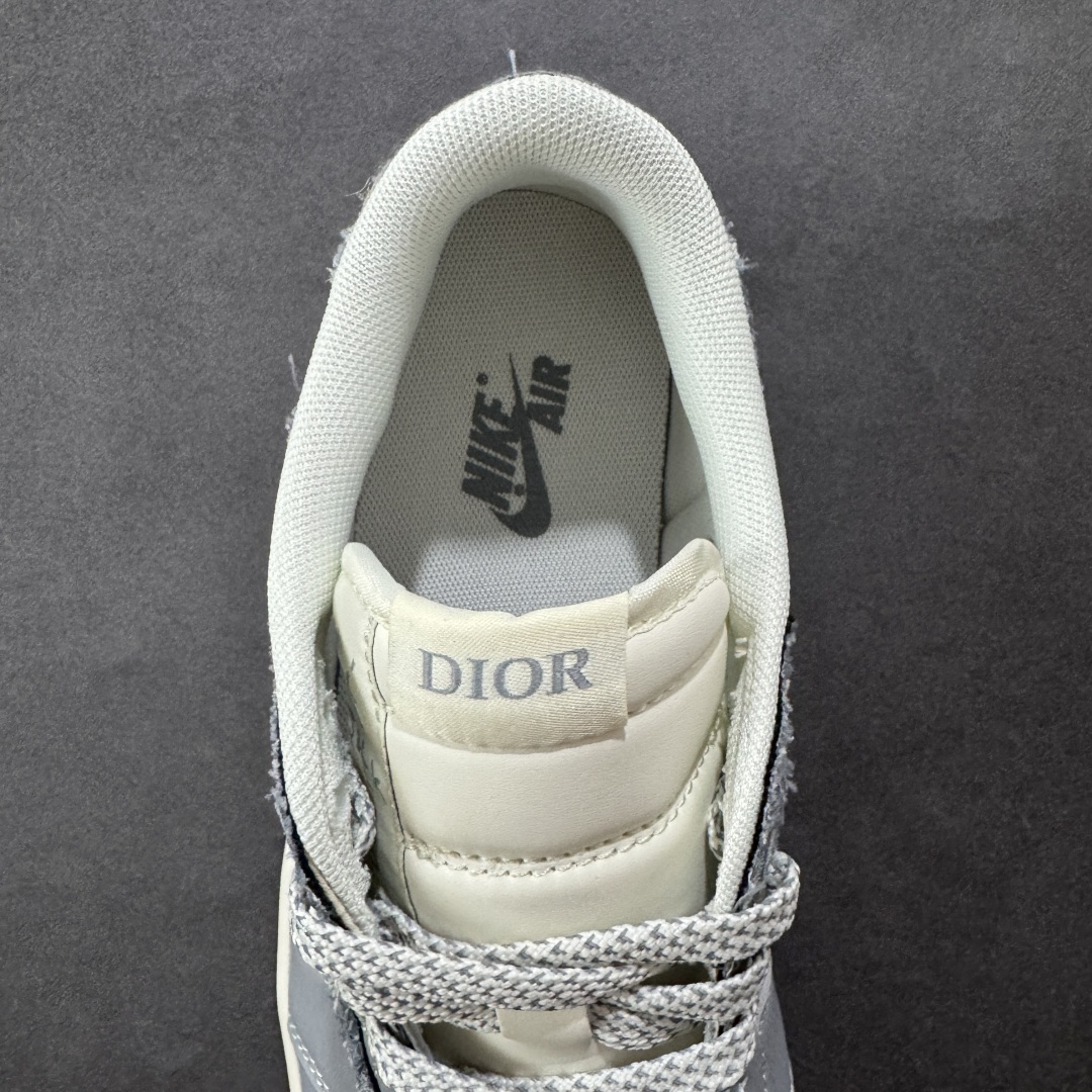 图片[7]-【定制版】Travis Scott x Fragment Design x Air Jordan 1 Low OG SP AJ1 乔1 迪奥联名 羽毛灰 低帮文化休闲板鞋 XS7089-612  #多方联名合作融合了Travis Scott 独特的音乐风格，藤原浩个性的设计风格以及Jordan品牌的经典元素 使其成为一双具有独特身份和价值的鞋子 清新而立体的外观加上联名标识更突出了其独特身份 这种配色方案显示出活力和时尚感 在视觉上引人注目 鞋身的质感和细腻的细节处理使其显得高端而格调十足 这款“倒钩”联名是设计与创意完美结合 融合多方的个性风格是一款备受瞩目的潮流鞋款  尺码：36 36.5 37.5 38 38.5 39 40 40.5 41 42 42.5 43 44 44.5 45-选品中心