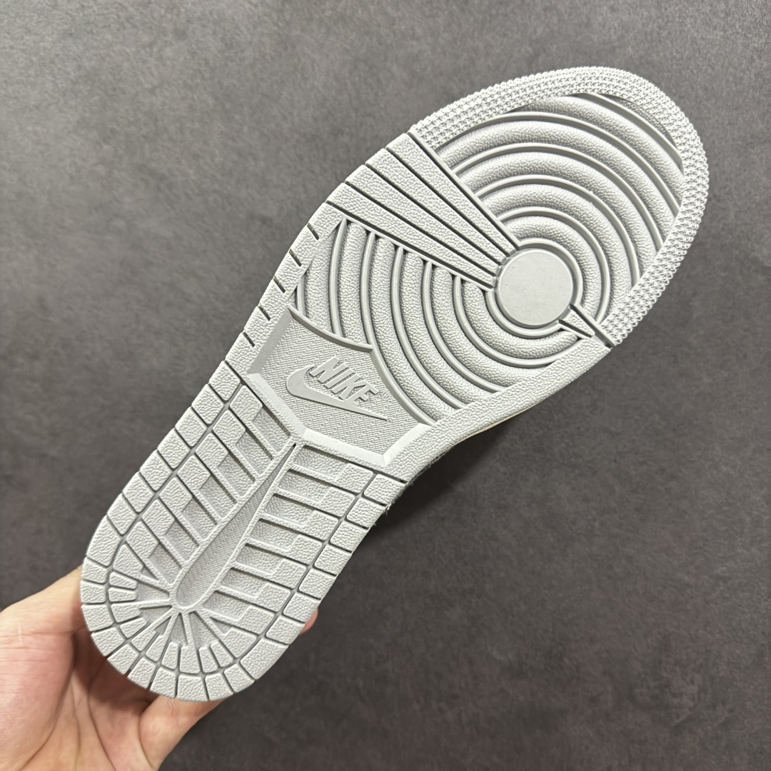 图片[9]-【定制版】Travis Scott x Fragment Design x Air Jordan 1 Low OG SP AJ1 乔1 迪奥联名 羽毛灰 低帮文化休闲板鞋 XS7089-612  #多方联名合作融合了Travis Scott 独特的音乐风格，藤原浩个性的设计风格以及Jordan品牌的经典元素 使其成为一双具有独特身份和价值的鞋子 清新而立体的外观加上联名标识更突出了其独特身份 这种配色方案显示出活力和时尚感 在视觉上引人注目 鞋身的质感和细腻的细节处理使其显得高端而格调十足 这款“倒钩”联名是设计与创意完美结合 融合多方的个性风格是一款备受瞩目的潮流鞋款  尺码：36 36.5 37.5 38 38.5 39 40 40.5 41 42 42.5 43 44 44.5 45-选品中心