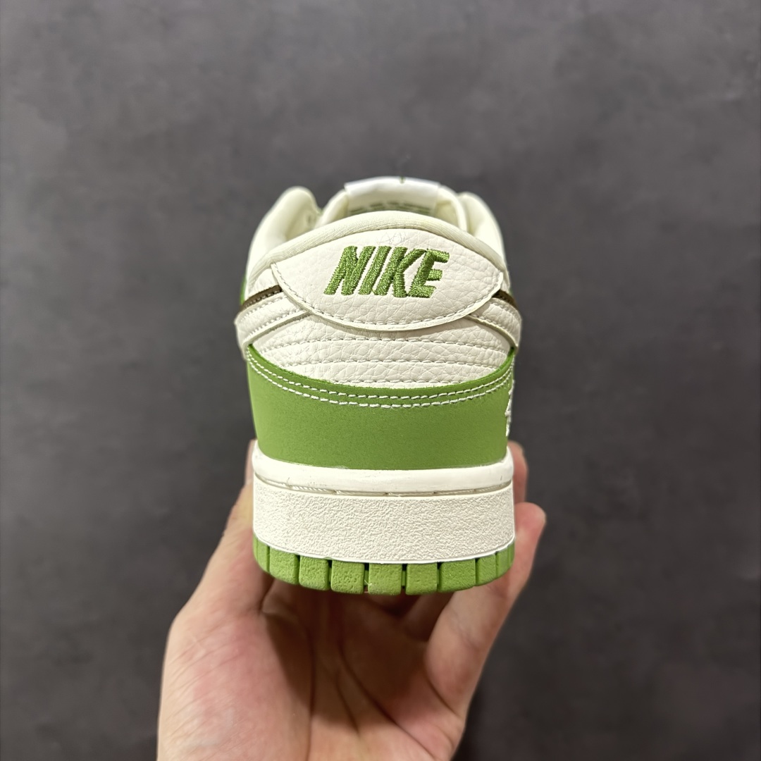 图片[4]-【定制版】Nike SB Dunk Low 白棕双勾斯图西 周年高端定制 低帮休闲板鞋 LW1818-120  #定制鞋盒 大厂纯原品质出货 超高清洁度 皮料切割干净无任何毛边 细节完美   尺码：36 36.5 37.5 38 38.5 39 40 40.5 41 42 42.5 43 44 44.5 45-选品中心