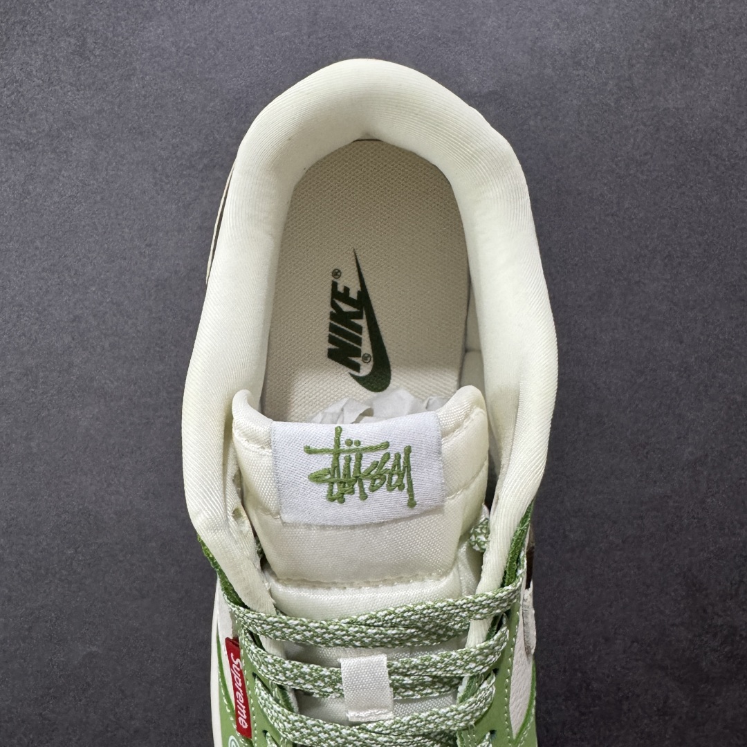 图片[7]-【定制版】Nike SB Dunk Low 白棕双勾斯图西 周年高端定制 低帮休闲板鞋 LW1818-120  #定制鞋盒 大厂纯原品质出货 超高清洁度 皮料切割干净无任何毛边 细节完美   尺码：36 36.5 37.5 38 38.5 39 40 40.5 41 42 42.5 43 44 44.5 45-选品中心