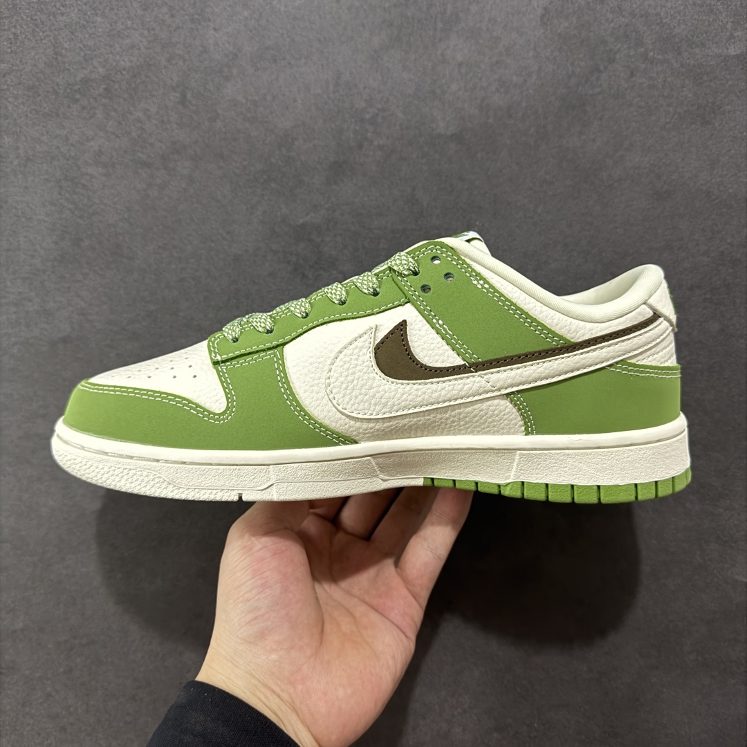 图片[2]-【定制版】Nike SB Dunk Low 白棕双勾斯图西 周年高端定制 低帮休闲板鞋 LW1818-120  #定制鞋盒 大厂纯原品质出货 超高清洁度 皮料切割干净无任何毛边 细节完美   尺码：36 36.5 37.5 38 38.5 39 40 40.5 41 42 42.5 43 44 44.5 45-选品中心