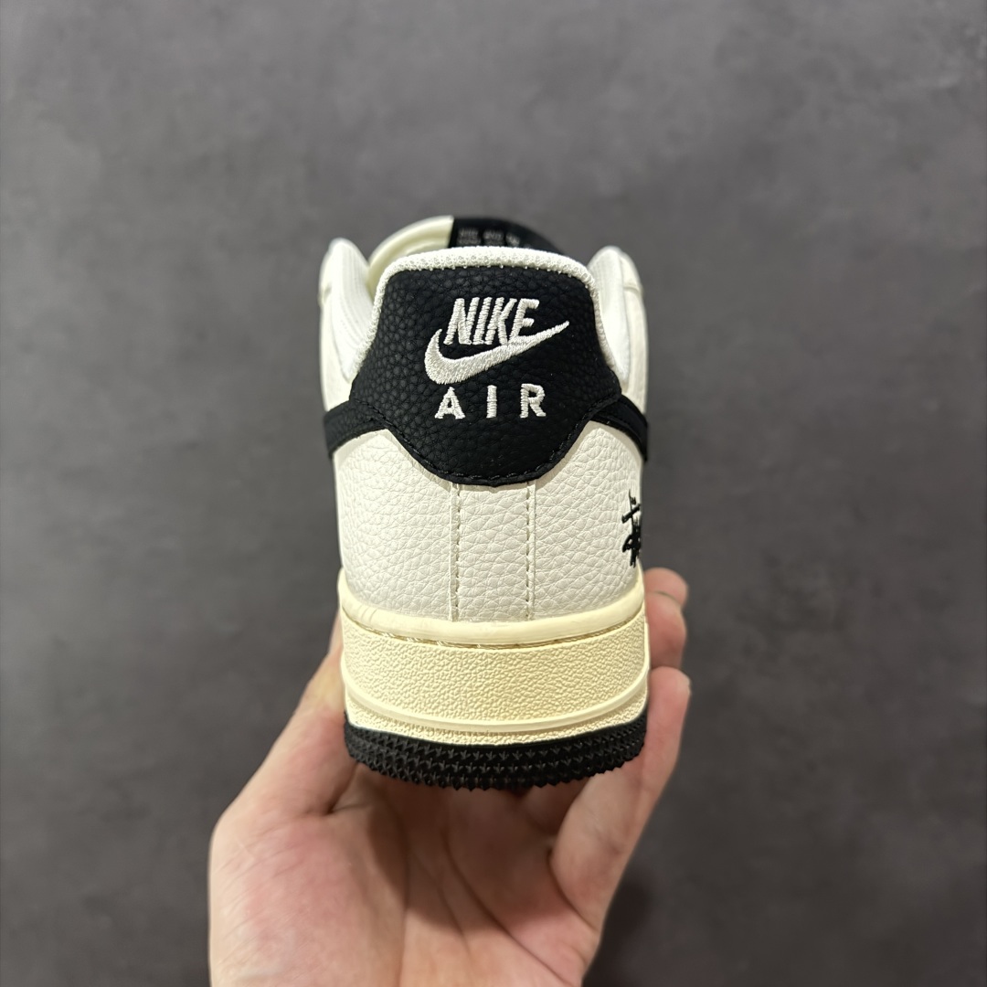 图片[4]-【定制版】海外限量发售！公司级Nike Air Force 1 \’07 Low “斯图西联名——荧光英文米黑”空军一号 低帮 运动鞋 休闲鞋 折边针车 工艺难度大 原楦头原纸板 原装鞋盒 定制五金配件 内置全掌气垫 原厂鞋底 货号：QW5836-002 尺码：36 36.5 37.5 38 38.5 39 40 40.5 41 42 42.5 43 44 44.5 45-选品中心
