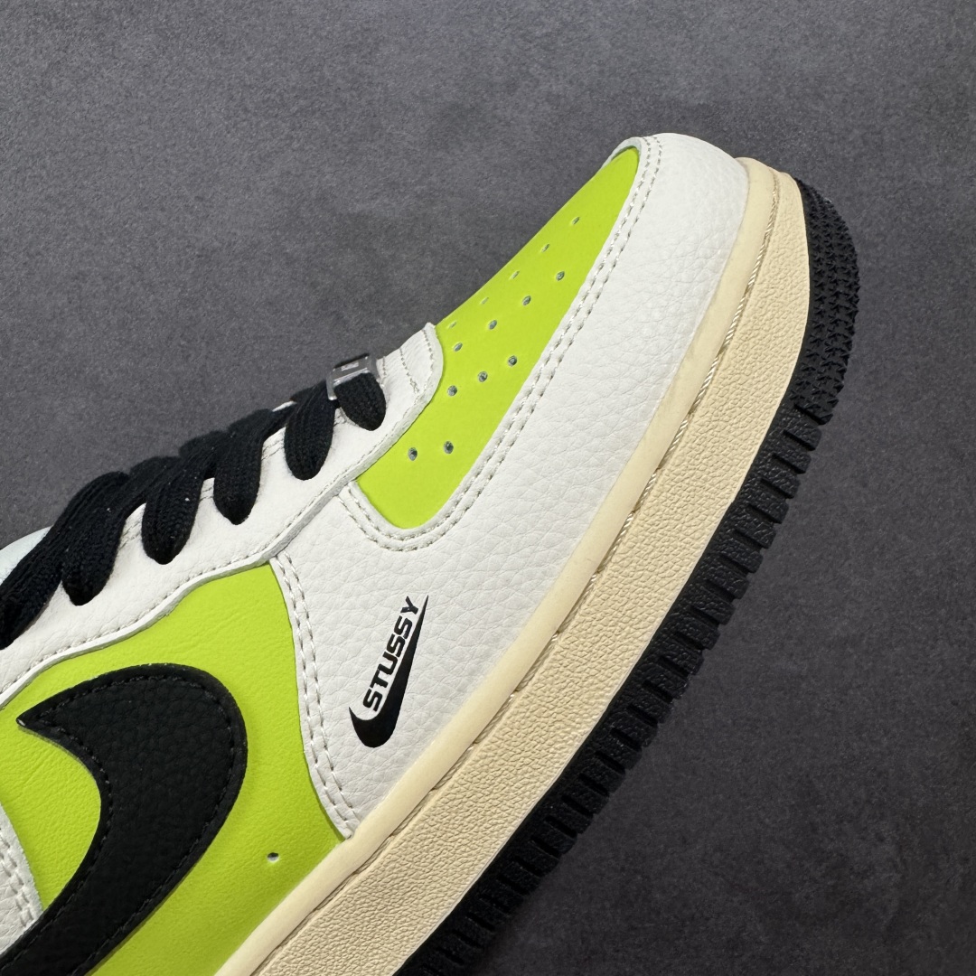 图片[5]-【定制版】海外限量发售！公司级Nike Air Force 1 \’07 Low “斯图西联名——荧光英文米黑”空军一号 低帮 运动鞋 休闲鞋 折边针车 工艺难度大 原楦头原纸板 原装鞋盒 定制五金配件 内置全掌气垫 原厂鞋底 货号：QW5836-002 尺码：36 36.5 37.5 38 38.5 39 40 40.5 41 42 42.5 43 44 44.5 45-选品中心